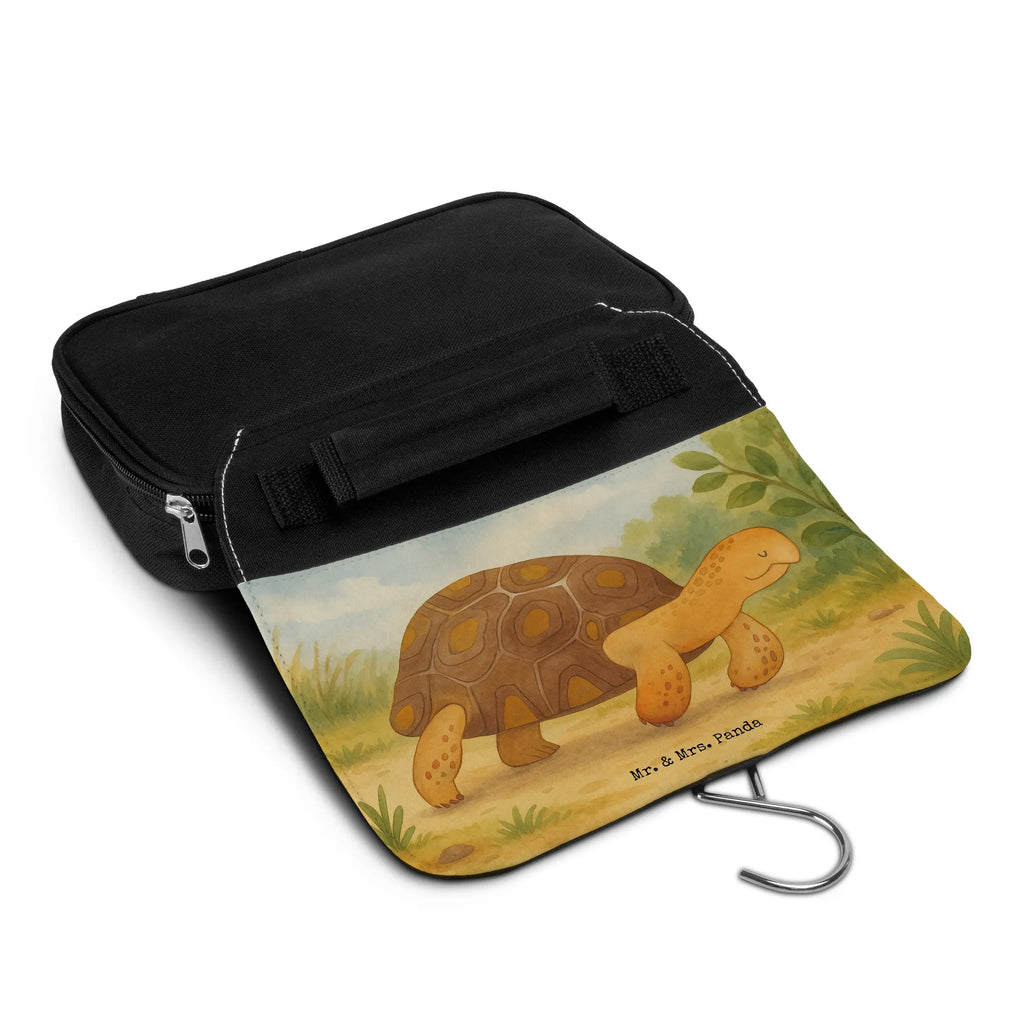 Kulturbeutel Schildkröte Marschieren Design Kulturbeutel Geschenkidee, Kulturbeutel Mit Haken, Reisebeutel, Kulturbeutel Mit Reißverschluss, Kulturbeutel Reise, Edler Kulturbeutel, Kulturbeutel Mit Spiegel, Kulturtasche, Kulturbeutel Mit Fächern, Kulturbeutel Aus Filz, Design Kulturbeutel, Kulturbeutel Unisex, Kulturbeutel Transparent, Kulturbeutel Flugzeug, Toilettentasche, Kulturbeutel Für Wochenende, Kulturbeutel Waschbar, Kosmetiktasche, Kulturbeutel für Herren, Schlichter Kulturbeutel, Kulturbeutel Aus Baumwolle, Kulturbeutel, Kulturbeutel Für Urlaub, Kulturbeutel Aus Kunststoff, Kulturbeutel Klein, Kulturbeutel Set, Umweltfreundlicher Kulturbeutel, Kulturbeutel Zum Aufhängen, Nachhaltiger Kulturbeutel, Kulturbeutel Organizer, Kulturbeutel Kinder, Kulturbeutel Kompakt, Kulturbeutel Aus Stoff, Necessaire, Kulturbeutel Groß, Klassischer Kulturbeutel, Kulturbeutel Damen, Kulturbeutel Wasserdicht, Waschbeutel, Kulturbeutel Herren, Kulturbeutel Für Businessreise, Kulturbeutel Aus Leder, Kulturbeutel Handgepäck, Lustiger Kulturbeutel, Moderner Kulturbeutel, Meerestiere, Meer, Urlaub, get lost, Schildkröten, Neustart, Schildkröte, Reiselust, Abenteuer, Inspiration, Lieblingsmensch, Motivation