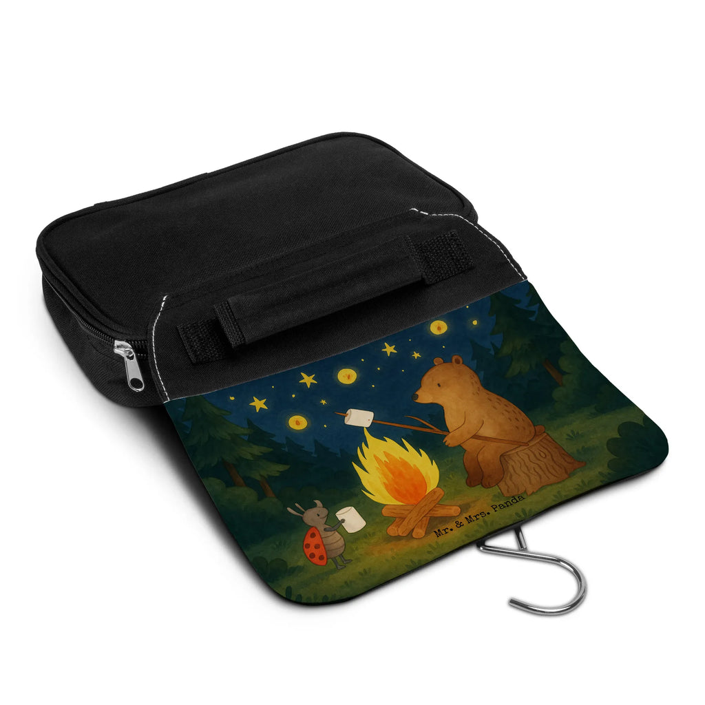 Kulturbeutel Bär & Marienkäfer Lagerfeuer Design Kulturbeutel Kompakt, Kulturbeutel Handgepäck, Kulturbeutel Mit Haken, Kulturbeutel, Moderner Kulturbeutel, Kulturbeutel Aus Kunststoff, Kulturbeutel Flugzeug, Kulturbeutel Aus Stoff, Umweltfreundlicher Kulturbeutel, Kulturbeutel für Herren, Kulturbeutel Transparent, Kulturbeutel Herren, Toilettentasche, Kulturbeutel Organizer, Kulturbeutel Groß, Kulturbeutel Mit Fächern, Kulturbeutel Aus Filz, Kulturbeutel Reise, Kulturbeutel Unisex, Design Kulturbeutel, Kulturbeutel Geschenkidee, Reisebeutel, Nachhaltiger Kulturbeutel, Kulturbeutel Mit Reißverschluss, Kulturbeutel Set, Kulturbeutel Kinder, Schlichter Kulturbeutel, Lustiger Kulturbeutel, Necessaire, Edler Kulturbeutel, Kulturbeutel Aus Leder, Kulturbeutel Aus Baumwolle, Kulturbeutel Klein, Kulturbeutel Mit Spiegel, Klassischer Kulturbeutel, Kulturbeutel Damen, Kulturbeutel Für Wochenende, Kulturbeutel Wasserdicht, Kosmetiktasche, Waschbeutel, Kulturtasche, Kulturbeutel Für Businessreise, Kulturbeutel Für Urlaub, Kulturbeutel Waschbar, Kulturbeutel Zum Aufhängen, Bär, Teddy, Teddybär, Lagerfeuer