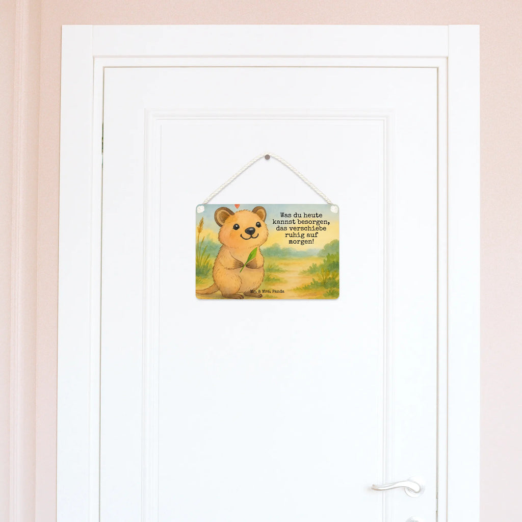 Deko Schild Quokka Happy Design Dekoschild Groß, Deko schild Mit Motiv, Dekoschild Für Badezimmer, Deko schild Für Balkon, Deko schild Für Küche, Dekos child Für Garten, Schild Zum Hinstellen, Schild Aus Metall, Wanddeko Schild, Dekoschild Zum Aufhängen, Metallschild, Deko Wandtafel, Dekoschild Handgemacht, Deko schild Mit Lebensweisheit, Deko schild Für Wohnzimmer, Dekoschild Für Familie, Dekoschild Geschenk, Deko schild Modern, Dekoschild Aus Holz, Shabby Chic Schild, Spruchschild, Deko schild Mit Spruch, Türschild, Dekoschild Klein, Dekoschild Für Flur, Deko Schild, Dekoschild Für Freunde, Lustiges Deko schild, Deko schild Landhausstil, Deko schild Mit Herz, Deko schild Mit Blumenmotiv, Wandschild, Holzschild, Türschild Mit Spruch, Dekoschild, Vintage Schild, Schild Zum Aufstellen, Rustikales Deko schild, Schild Aus Holz, Deko schild Liebevoll Gestaltet, Tiermotive, Gute Laune, lustige Sprüche, Tiere, Dinge erledigen, Niedliches Tier, Aufschieberitis, Verschieben, Quokka, Lustiger Spruch