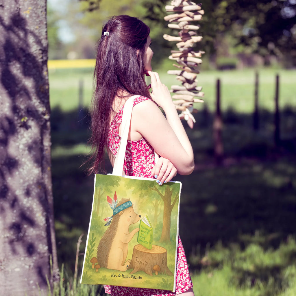 Einkaufstasche Igel Federschmuck Design Tragetasche Bedruckt, Tragetasche Design, Beutel Tasche, Leinentasche, Große Tragetasche, Tragetasche Geschenkidee, Tragetasche Blanko, Baumwolltasche, Tragetasche Zum Umhängen, Lustige Tragetasche, Einkaufstasche, Tragetasche Ohne Plastik, Tragetasche Modern, Tragetasche Mit Motiv, Einkaufstaschen, Tragetaschen, Tragetasche Vintage, Tragetasche Für Einkäufe, Tragetasche, Baumwolltaschen, Bunte Tragetasche, Tragetasche Mit Spruch, Tragetasche Wiederverwendbar, Tragetasche Umweltfreundlich, Tragetasche Für Schule, Jutetaschen, Kleine Tragetasche, Jutetasche, Tragetasche Für Bücher, Tragetasche Damen, Stofftasche, Tragetasche Waschbar, Tragetasche Herren, Leinentaschen, Faltbare Tragetasche, Tragetasche Robust, Tragetasche Handgemacht, Tragetasche Mit Henkel, Tragetasche Für Büro, Stofftaschen, Tragetasche Für Alltag, Tragetasche Kinder, Tragetasche Nachhaltig, Waldtiere, Tiere, Camping, Igel, Indianer, Lagerfeuer, Abenteuer