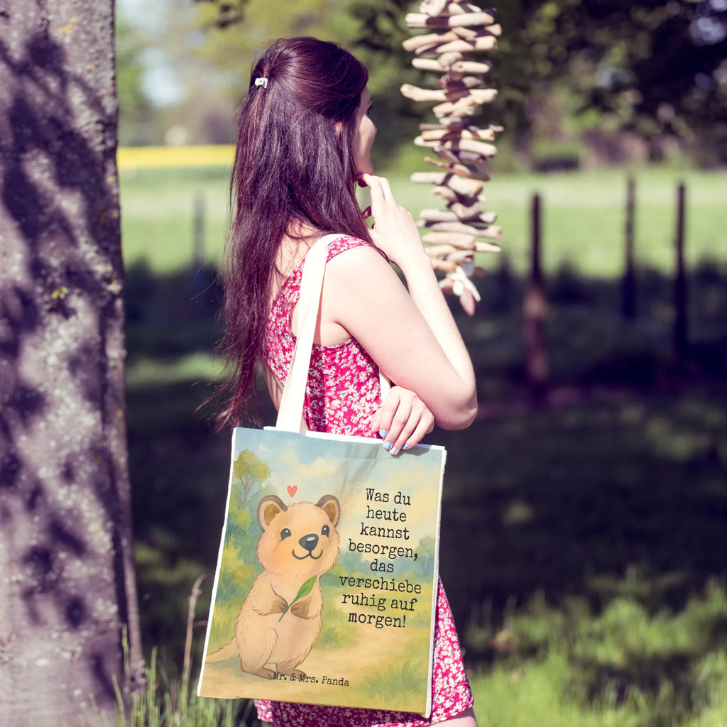 Einkaufstasche Quokka Happy Design Tragetaschen, Leinentaschen, Tragetasche Umweltfreundlich, Einkaufstaschen, Einkaufstasche, Tragetasche Ohne Plastik, Tragetasche Mit Spruch, Tragetasche Mit Motiv, Beutel Tasche, Tragetasche Herren, Faltbare Tragetasche, Jutetasche, Tragetasche Kinder, Baumwolltasche, Tragetasche Blanko, Tragetasche Waschbar, Tragetasche Handgemacht, Stofftasche, Tragetasche Mit Henkel, Tragetasche Nachhaltig, Tragetasche Für Schule, Tragetasche Für Alltag, Große Tragetasche, Stofftaschen, Tragetasche, Tragetasche Vintage, Tragetasche Damen, Leinentasche, Tragetasche Robust, Tragetasche Modern, Tragetasche Bedruckt, Tragetasche Geschenkidee, Kleine Tragetasche, Bunte Tragetasche, Tragetasche Zum Umhängen, Tragetasche Für Bücher, Baumwolltaschen, Tragetasche Für Büro, Tragetasche Wiederverwendbar, Tragetasche Design, Lustige Tragetasche, Tragetasche Für Einkäufe, Jutetaschen, Tiermotive, Gute Laune, lustige Sprüche, Tiere, Quokka, Dinge erledigen, Niedliches Tier, Lustiger Spruch, Aufschieberitis, Verschieben