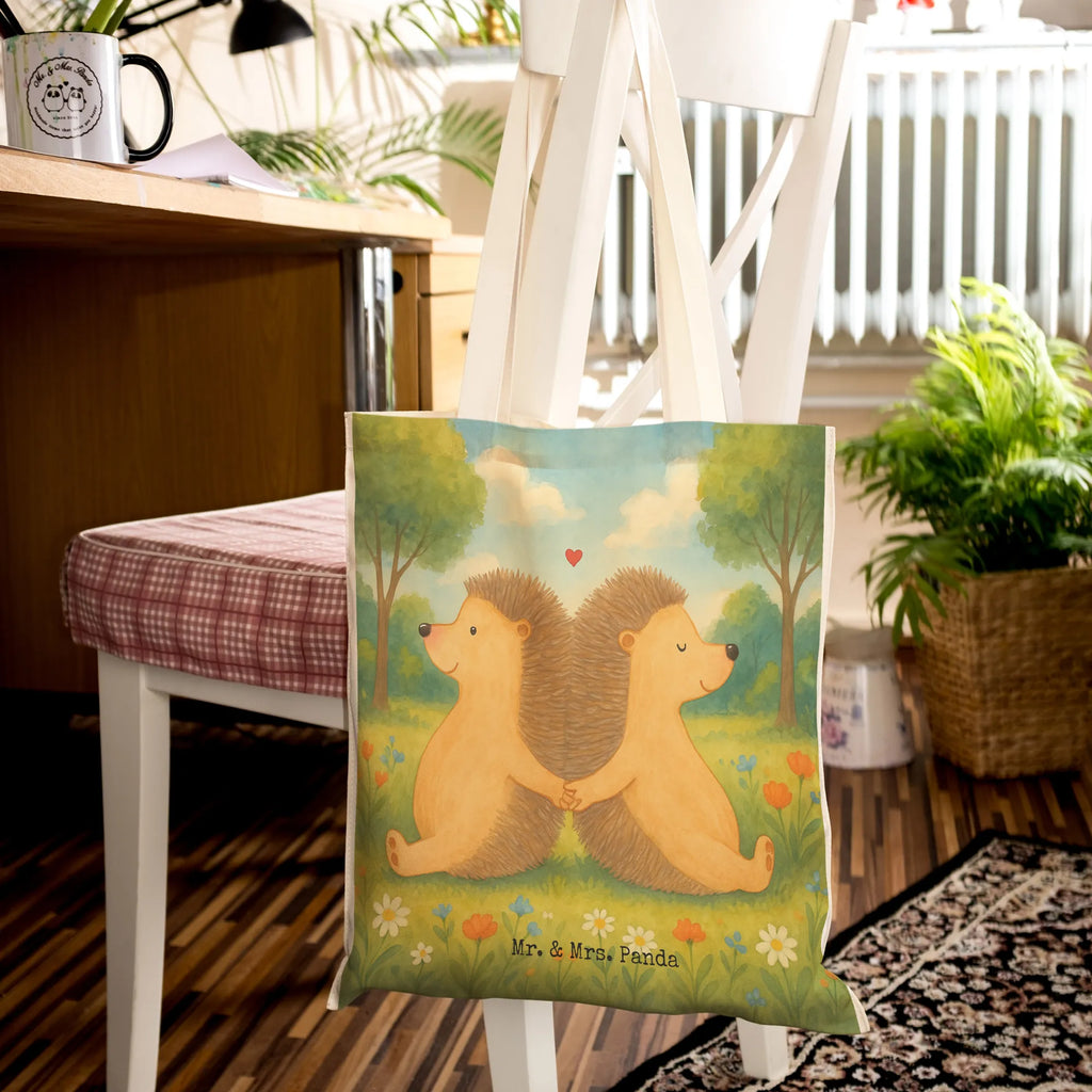 Einkaufstasche Igel händchenhaltend Design Tragetasche Umweltfreundlich, Tragetasche Mit Motiv, Tragetasche Mit Spruch, Kleine Tragetasche, Tragetasche Für Bücher, Tragetasche Herren, Tragetasche Geschenkidee, Leinentasche, Stofftaschen, Jutetaschen, Tragetasche Für Schule, Baumwolltasche, Tragetasche Waschbar, Faltbare Tragetasche, Tragetasche, Tragetasche Ohne Plastik, Tragetasche Robust, Lustige Tragetasche, Einkaufstasche, Tragetasche Design, Stofftasche, Tragetasche Blanko, Einkaufstaschen, Tragetasche Handgemacht, Tragetasche Mit Henkel, Tragetasche Für Büro, Tragetasche Modern, Tragetasche Kinder, Tragetasche Zum Umhängen, Tragetasche Nachhaltig, Tragetasche Für Einkäufe, Tragetaschen, Bunte Tragetasche, Tragetasche Wiederverwendbar, Jutetasche, Tragetasche Vintage, Große Tragetasche, Beutel Tasche, Tragetasche Bedruckt, Leinentaschen, Baumwolltaschen, Tragetasche Für Alltag, Tragetasche Damen, Liebe, Partner, Freund, Freundin, Ehemann, Ehefrau, Heiraten, Verlobung, Heiratsantrag, Liebesgeschenk, Jahrestag, Hocheitstag, Lieblingsmensch, Love, Igel, große Liebe, Igelliebe, Hochzeit, Gemeinsamkeit, Liebesbotschaft, Liebesbeweis, Hand in Hand, Geschenk für zwei