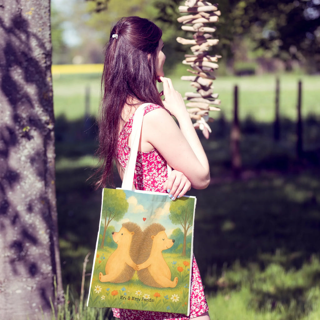 Einkaufstasche Igel händchenhaltend Design Tragetasche Umweltfreundlich, Tragetasche Mit Motiv, Tragetasche Mit Spruch, Kleine Tragetasche, Tragetasche Für Bücher, Tragetasche Herren, Tragetasche Geschenkidee, Leinentasche, Stofftaschen, Jutetaschen, Tragetasche Für Schule, Baumwolltasche, Tragetasche Waschbar, Faltbare Tragetasche, Tragetasche, Tragetasche Ohne Plastik, Tragetasche Robust, Lustige Tragetasche, Einkaufstasche, Tragetasche Design, Stofftasche, Tragetasche Blanko, Einkaufstaschen, Tragetasche Handgemacht, Tragetasche Mit Henkel, Tragetasche Für Büro, Tragetasche Modern, Tragetasche Kinder, Tragetasche Zum Umhängen, Tragetasche Nachhaltig, Tragetasche Für Einkäufe, Tragetaschen, Bunte Tragetasche, Tragetasche Wiederverwendbar, Jutetasche, Tragetasche Vintage, Große Tragetasche, Beutel Tasche, Tragetasche Bedruckt, Leinentaschen, Baumwolltaschen, Tragetasche Für Alltag, Tragetasche Damen, Liebe, Partner, Freund, Freundin, Ehemann, Ehefrau, Heiraten, Verlobung, Heiratsantrag, Liebesgeschenk, Jahrestag, Hocheitstag, Lieblingsmensch, Love, Igel, große Liebe, Igelliebe, Hochzeit, Gemeinsamkeit, Liebesbotschaft, Liebesbeweis, Hand in Hand, Geschenk für zwei