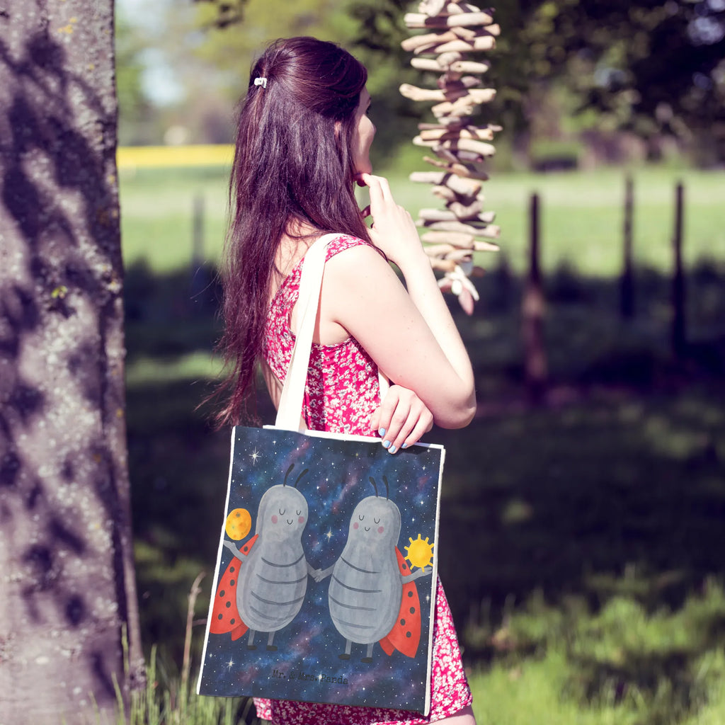 Einkaufstasche Sternzeichen Zwilling Design Kleine Tragetasche, Tragetasche Waschbar, Einkaufstasche, Tragetasche Für Bücher, Faltbare Tragetasche, Tragetasche Umweltfreundlich, Tragetasche Design, Tragetasche Für Büro, Tragetasche Für Einkäufe, Tragetasche, Tragetasche Damen, Tragetasche Handgemacht, Tragetasche Modern, Tragetasche Kinder, Einkaufstaschen, Stofftasche, Tragetasche Bedruckt, Leinentasche, Tragetasche Herren, Tragetasche Wiederverwendbar, Baumwolltasche, Stofftaschen, Tragetasche Robust, Bunte Tragetasche, Tragetasche Mit Henkel, Leinentaschen, Tragetasche Für Alltag, Tragetasche Nachhaltig, Tragetasche Mit Motiv, Jutetaschen, Jutetasche, Tragetasche Ohne Plastik, Große Tragetasche, Tragetaschen, Beutel Tasche, Tragetasche Blanko, Tragetasche Mit Spruch, Baumwolltaschen, Tragetasche Geschenkidee, Tragetasche Für Schule, Tragetasche Vintage, Lustige Tragetasche, Tragetasche Zum Umhängen, Tierkreiszeichen, Sternzeichen, Horoskop, Astrologie, Aszendent, Zwilling Sternzeichen, Zwillinge, Zwillingsschwester, Glückskäfer, Zwilling Geschenk, Geschenk Juni, Geburtstag Mai, Zwillingsbruder, Marienkäfer, Geschenk Mai