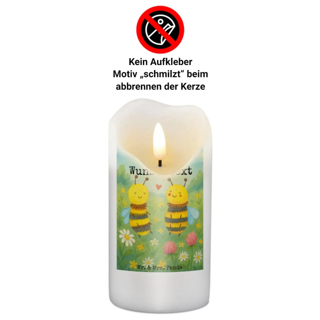 Personalisierte Kerze Biene Verliebt Design Kerze Mit Namen, Schwimmkerze Mit Namen, Weihnachtskerze Mit Namensgravur, Kerze Mit Spruch Und Namen, Stearinkerze Mit Gravur, Kerze Für Hochzeit Mit Namensgravur, Glas-Kerze Mit Wunschname, Metall-Kerze Mit Namensgravur, LED-Kerze Mit Wunschname, Stabkerze Mit Gravur, Kerze Mit Prägung Und Wunschname, Trauerkerze Mit Namen, Osterkerze Mit Namen, Duftkerze Mit Namen, Kommunionkerze Mit Namen, Streukerze Mit Namensdruck, Bienenwachskerze Mit Wunschname, Grabkerze Mit Namensgravur, Handgemachte Kerze Mit Wunschname, Teelicht Mit Namensdruck, Gartenkerze Mit Namen, Fair-Trade-Kerze Mit Namensgravur, Sojawachskerze Mit Namensdruck, Handgegossene Kerze Mit Namen, Kerze Für Geburtstag Mit Wunschname, Tischkerze Mit Namensdruck, Gastgeschenk Kerze Mit Namen, Adventskerze Mit Wunschname, Andachtskerze Mit Namensgravur, Stumpenkerze Mit Namensgravur, Bio-Kerze Mit Wunschname, Firmungskerze Mit Wunschname, Kerzen-Set Mit Namensgravur, Gedenkkerze Mit Namen, Personalisierte Kerze, Votivkerze Mit Wunschname, Tafelkerze Mit Wunschname, Blockkerze Mit Namensdruck, Outdoor-Kerze Mit Namensgravur, Taufekerze Mit Namensgravur, Holz-Kerze Mit Namen, Laternenkerze Mit Namensdruck, Biene, Wespe, Hummel
