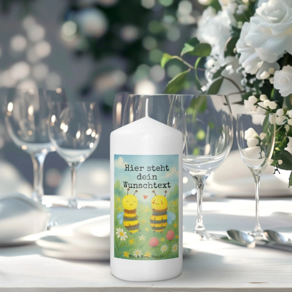 Personalisierte Kerze Biene Verliebt Design Kerze Mit Namen, Schwimmkerze Mit Namen, Weihnachtskerze Mit Namensgravur, Kerze Mit Spruch Und Namen, Stearinkerze Mit Gravur, Kerze Für Hochzeit Mit Namensgravur, Glas-Kerze Mit Wunschname, Metall-Kerze Mit Namensgravur, LED-Kerze Mit Wunschname, Stabkerze Mit Gravur, Kerze Mit Prägung Und Wunschname, Trauerkerze Mit Namen, Osterkerze Mit Namen, Duftkerze Mit Namen, Kommunionkerze Mit Namen, Streukerze Mit Namensdruck, Bienenwachskerze Mit Wunschname, Grabkerze Mit Namensgravur, Handgemachte Kerze Mit Wunschname, Teelicht Mit Namensdruck, Gartenkerze Mit Namen, Fair-Trade-Kerze Mit Namensgravur, Sojawachskerze Mit Namensdruck, Handgegossene Kerze Mit Namen, Kerze Für Geburtstag Mit Wunschname, Tischkerze Mit Namensdruck, Gastgeschenk Kerze Mit Namen, Adventskerze Mit Wunschname, Andachtskerze Mit Namensgravur, Stumpenkerze Mit Namensgravur, Bio-Kerze Mit Wunschname, Firmungskerze Mit Wunschname, Kerzen-Set Mit Namensgravur, Gedenkkerze Mit Namen, Personalisierte Kerze, Votivkerze Mit Wunschname, Tafelkerze Mit Wunschname, Blockkerze Mit Namensdruck, Outdoor-Kerze Mit Namensgravur, Taufekerze Mit Namensgravur, Holz-Kerze Mit Namen, Laternenkerze Mit Namensdruck, Biene, Wespe, Hummel