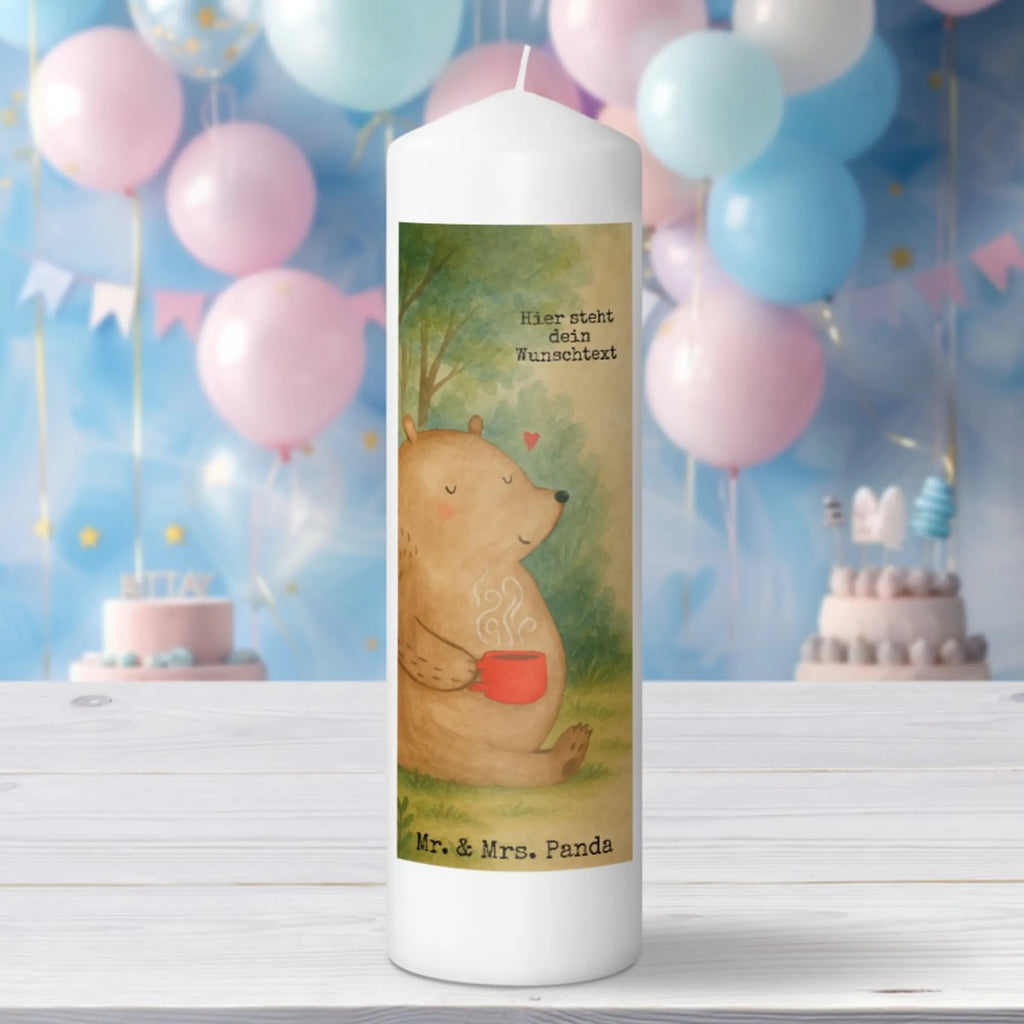 Personalisierte Kerze Bär Kaffee Design Glas-Kerze Mit Wunschname, Kerze Für Hochzeit Mit Namensgravur, Osterkerze Mit Namen, Blockkerze Mit Namensdruck, Bio-Kerze Mit Wunschname, Weihnachtskerze Mit Namensgravur, Kommunionkerze Mit Namen, Laternenkerze Mit Namensdruck, Sojawachskerze Mit Namensdruck, Holz-Kerze Mit Namen, Gedenkkerze Mit Namen, Streukerze Mit Namensdruck, Adventskerze Mit Wunschname, Stabkerze Mit Gravur, Teelicht Mit Namensdruck, Kerzen-Set Mit Namensgravur, Votivkerze Mit Wunschname, Kerze Mit Prägung Und Wunschname, Handgegossene Kerze Mit Namen, Gastgeschenk Kerze Mit Namen, Kerze Mit Spruch Und Namen, Fair-Trade-Kerze Mit Namensgravur, Outdoor-Kerze Mit Namensgravur, Gartenkerze Mit Namen, Andachtskerze Mit Namensgravur, Stearinkerze Mit Gravur, Grabkerze Mit Namensgravur, Kerze Mit Namen, Bienenwachskerze Mit Wunschname, Tischkerze Mit Namensdruck, Firmungskerze Mit Wunschname, Tafelkerze Mit Wunschname, Handgemachte Kerze Mit Wunschname, Taufekerze Mit Namensgravur, LED-Kerze Mit Wunschname, Personalisierte Kerze, Stumpenkerze Mit Namensgravur, Trauerkerze Mit Namen, Kerze Für Geburtstag Mit Wunschname, Schwimmkerze Mit Namen, Duftkerze Mit Namen, Metall-Kerze Mit Namensgravur, Bär, Teddy, Teddybär, Motivation, Welt erobern, Bären, Welt retten, Coffee, Morgenroutine, Kaffee, guten Morgen