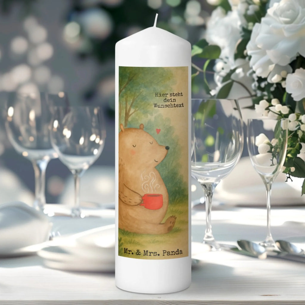 Personalisierte Kerze Bär Kaffee Design Glas-Kerze Mit Wunschname, Kerze Für Hochzeit Mit Namensgravur, Osterkerze Mit Namen, Blockkerze Mit Namensdruck, Bio-Kerze Mit Wunschname, Weihnachtskerze Mit Namensgravur, Kommunionkerze Mit Namen, Laternenkerze Mit Namensdruck, Sojawachskerze Mit Namensdruck, Holz-Kerze Mit Namen, Gedenkkerze Mit Namen, Streukerze Mit Namensdruck, Adventskerze Mit Wunschname, Stabkerze Mit Gravur, Teelicht Mit Namensdruck, Kerzen-Set Mit Namensgravur, Votivkerze Mit Wunschname, Kerze Mit Prägung Und Wunschname, Handgegossene Kerze Mit Namen, Gastgeschenk Kerze Mit Namen, Kerze Mit Spruch Und Namen, Fair-Trade-Kerze Mit Namensgravur, Outdoor-Kerze Mit Namensgravur, Gartenkerze Mit Namen, Andachtskerze Mit Namensgravur, Stearinkerze Mit Gravur, Grabkerze Mit Namensgravur, Kerze Mit Namen, Bienenwachskerze Mit Wunschname, Tischkerze Mit Namensdruck, Firmungskerze Mit Wunschname, Tafelkerze Mit Wunschname, Handgemachte Kerze Mit Wunschname, Taufekerze Mit Namensgravur, LED-Kerze Mit Wunschname, Personalisierte Kerze, Stumpenkerze Mit Namensgravur, Trauerkerze Mit Namen, Kerze Für Geburtstag Mit Wunschname, Schwimmkerze Mit Namen, Duftkerze Mit Namen, Metall-Kerze Mit Namensgravur, Bär, Teddy, Teddybär, Motivation, Welt erobern, Bären, Welt retten, Coffee, Morgenroutine, Kaffee, guten Morgen