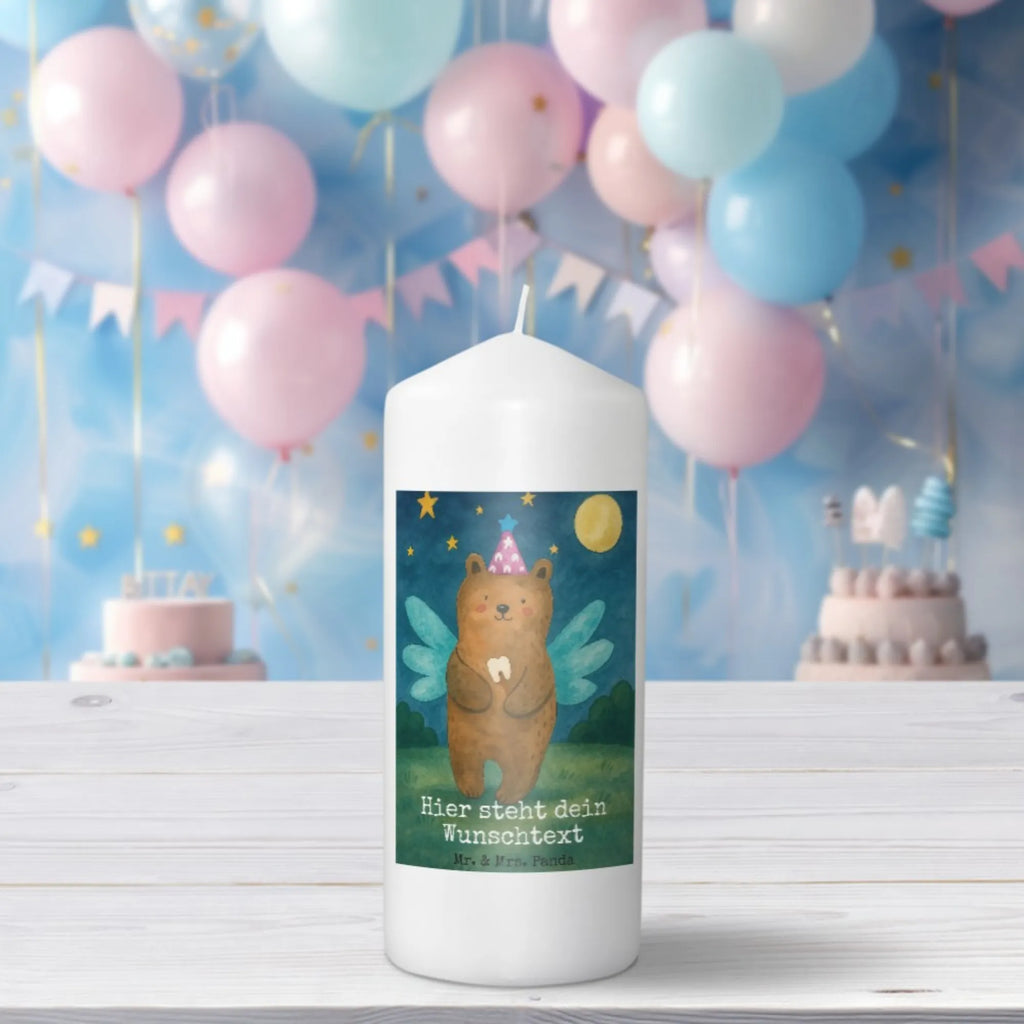 Personalisierte Kerze Bär Zahnfee Design Kerze Mit Namen, Handgegossene Kerze Mit Namen, Teelicht Mit Namensdruck, Gastgeschenk Kerze Mit Namen, Holz-Kerze Mit Namen, Sojawachskerze Mit Namensdruck, Kerze Für Geburtstag Mit Wunschname, Outdoor-Kerze Mit Namensgravur, Stabkerze Mit Gravur, Laternenkerze Mit Namensdruck, Kerzen-Set Mit Namensgravur, Metall-Kerze Mit Namensgravur, Firmungskerze Mit Wunschname, Kerze Mit Prägung Und Wunschname, Gartenkerze Mit Namen, Taufekerze Mit Namensgravur, Osterkerze Mit Namen, Stumpenkerze Mit Namensgravur, Fair-Trade-Kerze Mit Namensgravur, Bienenwachskerze Mit Wunschname, Kerze Für Hochzeit Mit Namensgravur, Schwimmkerze Mit Namen, Tischkerze Mit Namensdruck, Kommunionkerze Mit Namen, Gedenkkerze Mit Namen, Duftkerze Mit Namen, Stearinkerze Mit Gravur, Weihnachtskerze Mit Namensgravur, Kerze Mit Spruch Und Namen, Andachtskerze Mit Namensgravur, Bio-Kerze Mit Wunschname, Personalisierte Kerze, Handgemachte Kerze Mit Wunschname, Tafelkerze Mit Wunschname, Glas-Kerze Mit Wunschname, Adventskerze Mit Wunschname, Streukerze Mit Namensdruck, LED-Kerze Mit Wunschname, Blockkerze Mit Namensdruck, Trauerkerze Mit Namen, Grabkerze Mit Namensgravur, Votivkerze Mit Wunschname, Bär, Teddy, Teddybär, Fee, Milchzahn, Erster Zahn, Zahnfee