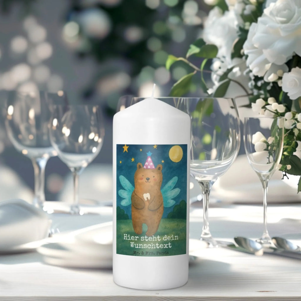 Personalisierte Kerze Bär Zahnfee Design Kerze Mit Namen, Handgegossene Kerze Mit Namen, Teelicht Mit Namensdruck, Gastgeschenk Kerze Mit Namen, Holz-Kerze Mit Namen, Sojawachskerze Mit Namensdruck, Kerze Für Geburtstag Mit Wunschname, Outdoor-Kerze Mit Namensgravur, Stabkerze Mit Gravur, Laternenkerze Mit Namensdruck, Kerzen-Set Mit Namensgravur, Metall-Kerze Mit Namensgravur, Firmungskerze Mit Wunschname, Kerze Mit Prägung Und Wunschname, Gartenkerze Mit Namen, Taufekerze Mit Namensgravur, Osterkerze Mit Namen, Stumpenkerze Mit Namensgravur, Fair-Trade-Kerze Mit Namensgravur, Bienenwachskerze Mit Wunschname, Kerze Für Hochzeit Mit Namensgravur, Schwimmkerze Mit Namen, Tischkerze Mit Namensdruck, Kommunionkerze Mit Namen, Gedenkkerze Mit Namen, Duftkerze Mit Namen, Stearinkerze Mit Gravur, Weihnachtskerze Mit Namensgravur, Kerze Mit Spruch Und Namen, Andachtskerze Mit Namensgravur, Bio-Kerze Mit Wunschname, Personalisierte Kerze, Handgemachte Kerze Mit Wunschname, Tafelkerze Mit Wunschname, Glas-Kerze Mit Wunschname, Adventskerze Mit Wunschname, Streukerze Mit Namensdruck, LED-Kerze Mit Wunschname, Blockkerze Mit Namensdruck, Trauerkerze Mit Namen, Grabkerze Mit Namensgravur, Votivkerze Mit Wunschname, Bär, Teddy, Teddybär, Fee, Milchzahn, Erster Zahn, Zahnfee