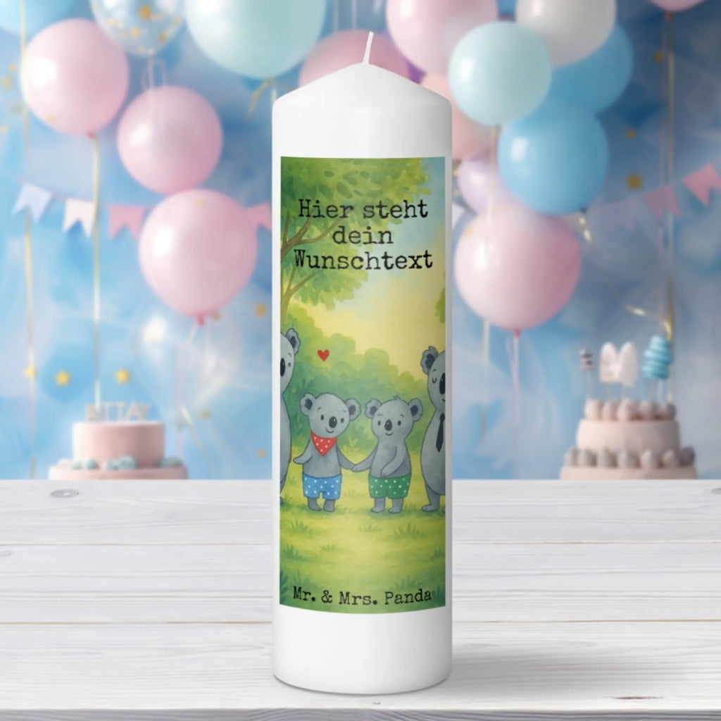Personalisierte Kerze Koala Familie zwei Design Tafelkerze Mit Wunschname, Kerze Mit Namen, Votivkerze Mit Wunschname, Grabkerze Mit Namensgravur, Trauerkerze Mit Namen, Fair-Trade-Kerze Mit Namensgravur, Outdoor-Kerze Mit Namensgravur, Kommunionkerze Mit Namen, Weihnachtskerze Mit Namensgravur, Bio-Kerze Mit Wunschname, Blockkerze Mit Namensdruck, Stearinkerze Mit Gravur, Metall-Kerze Mit Namensgravur, Handgegossene Kerze Mit Namen, Handgemachte Kerze Mit Wunschname, Firmungskerze Mit Wunschname, Glas-Kerze Mit Wunschname, Sojawachskerze Mit Namensdruck, Tischkerze Mit Namensdruck, Stumpenkerze Mit Namensgravur, Osterkerze Mit Namen, Kerze Mit Prägung Und Wunschname, Teelicht Mit Namensdruck, Adventskerze Mit Wunschname, Kerze Für Geburtstag Mit Wunschname, Duftkerze Mit Namen, Gartenkerze Mit Namen, Andachtskerze Mit Namensgravur, Bienenwachskerze Mit Wunschname, Streukerze Mit Namensdruck, LED-Kerze Mit Wunschname, Gastgeschenk Kerze Mit Namen, Kerze Mit Spruch Und Namen, Personalisierte Kerze, Taufekerze Mit Namensgravur, Gedenkkerze Mit Namen, Schwimmkerze Mit Namen, Holz-Kerze Mit Namen, Laternenkerze Mit Namensdruck, Kerze Für Hochzeit Mit Namensgravur, Stabkerze Mit Gravur, Kerzen-Set Mit Namensgravur, Familie, Vatertag, Muttertag, Bruder, Schwester, Mama, Papa, Oma, Opa, beste Familie, Koala, Koalabär, Familienleben, Koalafamilie, Familienzeit, Lieblingsfamilie