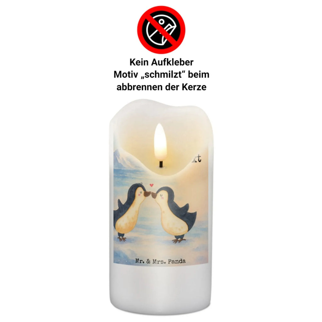 Personalisierte Kerze Pinguine Kuss Design Stearinkerze Mit Gravur, Gartenkerze Mit Namen, LED-Kerze Mit Wunschname, Taufekerze Mit Namensgravur, Holz-Kerze Mit Namen, Grabkerze Mit Namensgravur, Firmungskerze Mit Wunschname, Duftkerze Mit Namen, Stumpenkerze Mit Namensgravur, Andachtskerze Mit Namensgravur, Stabkerze Mit Gravur, Adventskerze Mit Wunschname, Glas-Kerze Mit Wunschname, Kerze Mit Namen, Kerzen-Set Mit Namensgravur, Votivkerze Mit Wunschname, Tischkerze Mit Namensdruck, Bio-Kerze Mit Wunschname, Kerze Mit Spruch Und Namen, Kerze Mit Prägung Und Wunschname, Handgegossene Kerze Mit Namen, Bienenwachskerze Mit Wunschname, Kerze Für Geburtstag Mit Wunschname, Outdoor-Kerze Mit Namensgravur, Laternenkerze Mit Namensdruck, Handgemachte Kerze Mit Wunschname, Gastgeschenk Kerze Mit Namen, Tafelkerze Mit Wunschname, Trauerkerze Mit Namen, Schwimmkerze Mit Namen, Fair-Trade-Kerze Mit Namensgravur, Streukerze Mit Namensdruck, Kerze Für Hochzeit Mit Namensgravur, Blockkerze Mit Namensdruck, Kommunionkerze Mit Namen, Metall-Kerze Mit Namensgravur, Personalisierte Kerze, Weihnachtskerze Mit Namensgravur, Teelicht Mit Namensdruck, Osterkerze Mit Namen, Gedenkkerze Mit Namen, Sojawachskerze Mit Namensdruck, Liebe, Partner, Freund, Freundin, Ehemann, Ehefrau, Heiraten, Verlobung, Heiratsantrag, Liebesgeschenk, Jahrestag, Hocheitstag, Mitbringsel, Hochzeitstag, für Männer, Geschenk für Frauen, für Ehemann, Liebesbeweis, Geschenk für Partner, Valentinstag, Geschenk für Freundin