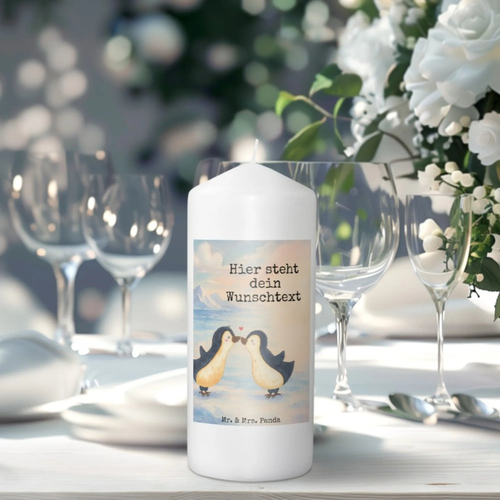 Personalisierte Kerze Pinguine Kuss Design Stearinkerze Mit Gravur, Gartenkerze Mit Namen, LED-Kerze Mit Wunschname, Taufekerze Mit Namensgravur, Holz-Kerze Mit Namen, Grabkerze Mit Namensgravur, Firmungskerze Mit Wunschname, Duftkerze Mit Namen, Stumpenkerze Mit Namensgravur, Andachtskerze Mit Namensgravur, Stabkerze Mit Gravur, Adventskerze Mit Wunschname, Glas-Kerze Mit Wunschname, Kerze Mit Namen, Kerzen-Set Mit Namensgravur, Votivkerze Mit Wunschname, Tischkerze Mit Namensdruck, Bio-Kerze Mit Wunschname, Kerze Mit Spruch Und Namen, Kerze Mit Prägung Und Wunschname, Handgegossene Kerze Mit Namen, Bienenwachskerze Mit Wunschname, Kerze Für Geburtstag Mit Wunschname, Outdoor-Kerze Mit Namensgravur, Laternenkerze Mit Namensdruck, Handgemachte Kerze Mit Wunschname, Gastgeschenk Kerze Mit Namen, Tafelkerze Mit Wunschname, Trauerkerze Mit Namen, Schwimmkerze Mit Namen, Fair-Trade-Kerze Mit Namensgravur, Streukerze Mit Namensdruck, Kerze Für Hochzeit Mit Namensgravur, Blockkerze Mit Namensdruck, Kommunionkerze Mit Namen, Metall-Kerze Mit Namensgravur, Personalisierte Kerze, Weihnachtskerze Mit Namensgravur, Teelicht Mit Namensdruck, Osterkerze Mit Namen, Gedenkkerze Mit Namen, Sojawachskerze Mit Namensdruck, Liebe, Partner, Freund, Freundin, Ehemann, Ehefrau, Heiraten, Verlobung, Heiratsantrag, Liebesgeschenk, Jahrestag, Hocheitstag, Mitbringsel, Hochzeitstag, für Männer, Geschenk für Frauen, für Ehemann, Liebesbeweis, Geschenk für Partner, Valentinstag, Geschenk für Freundin