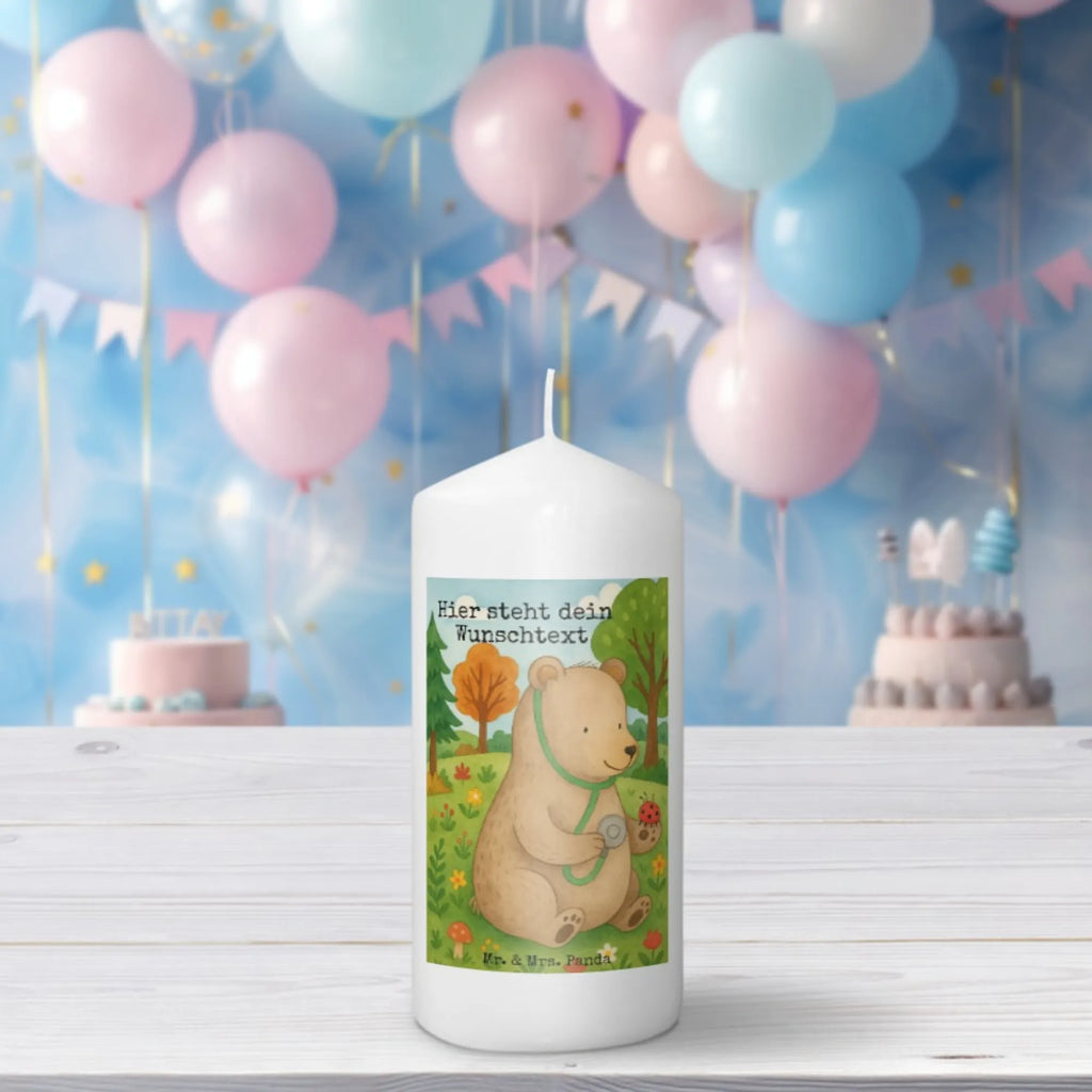 Personalisierte Kerze Bär Arzt Design Osterkerze Mit Namen, Kerzen-Set Mit Namensgravur, Gedenkkerze Mit Namen, Holz-Kerze Mit Namen, Bio-Kerze Mit Wunschname, Tischkerze Mit Namensdruck, Gastgeschenk Kerze Mit Namen, Personalisierte Kerze, Stabkerze Mit Gravur, Teelicht Mit Namensdruck, Handgegossene Kerze Mit Namen, Glas-Kerze Mit Wunschname, Adventskerze Mit Wunschname, Votivkerze Mit Wunschname, Weihnachtskerze Mit Namensgravur, Kerze Für Geburtstag Mit Wunschname, Metall-Kerze Mit Namensgravur, Andachtskerze Mit Namensgravur, Gartenkerze Mit Namen, Laternenkerze Mit Namensdruck, Taufekerze Mit Namensgravur, Grabkerze Mit Namensgravur, Fair-Trade-Kerze Mit Namensgravur, Schwimmkerze Mit Namen, Firmungskerze Mit Wunschname, Stearinkerze Mit Gravur, Bienenwachskerze Mit Wunschname, Blockkerze Mit Namensdruck, Kerze Mit Spruch Und Namen, Kommunionkerze Mit Namen, Handgemachte Kerze Mit Wunschname, Stumpenkerze Mit Namensgravur, Kerze Für Hochzeit Mit Namensgravur, Trauerkerze Mit Namen, LED-Kerze Mit Wunschname, Kommunion, Outdoor-Kerze Mit Namensgravur, Kerze Mit Namen, Sojawachskerze Mit Namensdruck, Duftkerze Mit Namen, Streukerze Mit Namensdruck, Kerze Mit Prägung Und Wunschname, Tafelkerze Mit Wunschname, Teddy, Bär, Teddybär, Ärztin, Professor, Arzt, Doktor, Professorin, Doktorin