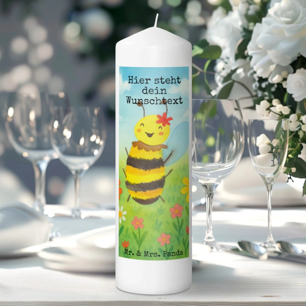 Personalisierte Kerze Biene Happy Design Kerze Mit Prägung Und Wunschname, Tafelkerze Mit Wunschname, Stabkerze Mit Gravur, Votivkerze Mit Wunschname, Kerze Für Hochzeit Mit Namensgravur, Blockkerze Mit Namensdruck, Stearinkerze Mit Gravur, Trauerkerze Mit Namen, Laternenkerze Mit Namensdruck, Gastgeschenk Kerze Mit Namen, Stumpenkerze Mit Namensgravur, LED-Kerze Mit Wunschname, Sojawachskerze Mit Namensdruck, Personalisierte Kerze, Gedenkkerze Mit Namen, Andachtskerze Mit Namensgravur, Firmungskerze Mit Wunschname, Taufekerze Mit Namensgravur, Weihnachtskerze Mit Namensgravur, Gartenkerze Mit Namen, Schwimmkerze Mit Namen, Kerze Mit Namen, Tischkerze Mit Namensdruck, Grabkerze Mit Namensgravur, Teelicht Mit Namensdruck, Osterkerze Mit Namen, Fair-Trade-Kerze Mit Namensgravur, Kerze Mit Spruch Und Namen, Handgemachte Kerze Mit Wunschname, Kerze Für Geburtstag Mit Wunschname, Bio-Kerze Mit Wunschname, Kommunionkerze Mit Namen, Outdoor-Kerze Mit Namensgravur, Metall-Kerze Mit Namensgravur, Holz-Kerze Mit Namen, Duftkerze Mit Namen, Bienenwachskerze Mit Wunschname, Handgegossene Kerze Mit Namen, Adventskerze Mit Wunschname, Kerzen-Set Mit Namensgravur, Glas-Kerze Mit Wunschname, Streukerze Mit Namensdruck, Biene, Wespe, Hummel