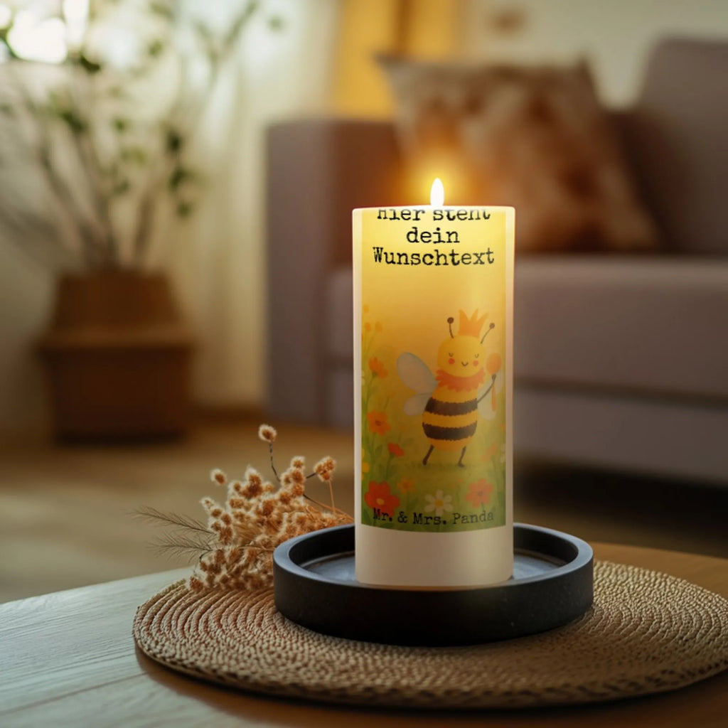 Personalisierte Kerze Biene König Design Kerze Mit Namen, Duftkerze Mit Namen, Weihnachtskerze Mit Namensgravur, Kerzen-Set Mit Namensgravur, Tafelkerze Mit Wunschname, LED-Kerze Mit Wunschname, Bienenwachskerze Mit Wunschname, Bio-Kerze Mit Wunschname, Teelicht Mit Namensdruck, Firmungskerze Mit Wunschname, Kerze Für Geburtstag Mit Wunschname, Handgegossene Kerze Mit Namen, Metall-Kerze Mit Namensgravur, Handgemachte Kerze Mit Wunschname, Stearinkerze Mit Gravur, Adventskerze Mit Wunschname, Kerze Für Hochzeit Mit Namensgravur, Kerze Mit Spruch Und Namen, Streukerze Mit Namensdruck, Schwimmkerze Mit Namen, Kerze Mit Prägung Und Wunschname, Gedenkkerze Mit Namen, Blockkerze Mit Namensdruck, Grabkerze Mit Namensgravur, Taufekerze Mit Namensgravur, Osterkerze Mit Namen, Gartenkerze Mit Namen, Glas-Kerze Mit Wunschname, Sojawachskerze Mit Namensdruck, Stabkerze Mit Gravur, Personalisierte Kerze, Holz-Kerze Mit Namen, Votivkerze Mit Wunschname, Stumpenkerze Mit Namensgravur, Laternenkerze Mit Namensdruck, Fair-Trade-Kerze Mit Namensgravur, Outdoor-Kerze Mit Namensgravur, Gastgeschenk Kerze Mit Namen, Andachtskerze Mit Namensgravur, Tischkerze Mit Namensdruck, Trauerkerze Mit Namen, Kommunionkerze Mit Namen, Biene, Wespe, Hummel