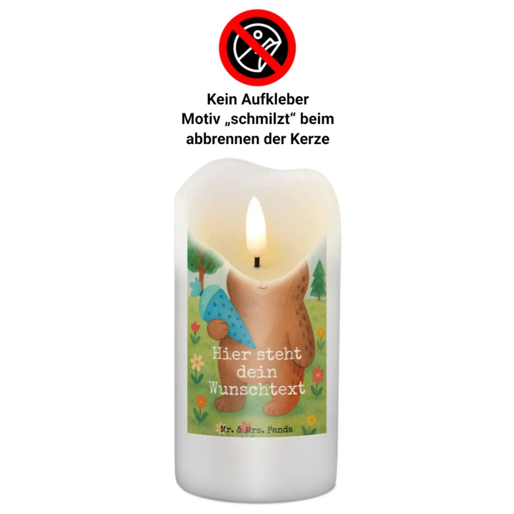 Personalisierte Kerze Bär Schultüte Design Blockkerze Mit Namensdruck, Personalisierte Kerze, Stearinkerze Mit Gravur, Schwimmkerze Mit Namen, LED-Kerze Mit Wunschname, Kerze Mit Prägung Und Wunschname, Adventskerze Mit Wunschname, Firmungskerze Mit Wunschname, Andachtskerze Mit Namensgravur, Weihnachtskerze Mit Namensgravur, Stabkerze Mit Gravur, Gastgeschenk Kerze Mit Namen, Bio-Kerze Mit Wunschname, Kerze Mit Namen, Sojawachskerze Mit Namensdruck, Streukerze Mit Namensdruck, Tafelkerze Mit Wunschname, Trauerkerze Mit Namen, Kerze Mit Spruch Und Namen, Grabkerze Mit Namensgravur, Kerzen-Set Mit Namensgravur, Metall-Kerze Mit Namensgravur, Laternenkerze Mit Namensdruck, Osterkerze Mit Namen, Kerze Für Geburtstag Mit Wunschname, Kommunionkerze Mit Namen, Duftkerze Mit Namen, Handgegossene Kerze Mit Namen, Kerze Für Hochzeit Mit Namensgravur, Fair-Trade-Kerze Mit Namensgravur, Bienenwachskerze Mit Wunschname, Taufekerze Mit Namensgravur, Handgemachte Kerze Mit Wunschname, Tischkerze Mit Namensdruck, Votivkerze Mit Wunschname, Teelicht Mit Namensdruck, Gartenkerze Mit Namen, Holz-Kerze Mit Namen, Stumpenkerze Mit Namensgravur, Glas-Kerze Mit Wunschname, Outdoor-Kerze Mit Namensgravur, Gedenkkerze Mit Namen, Bär, Teddy, Teddybär, Schulanfang, Schule Geschenk, Grundschule, Erster Schultag Geschenk, Bär Motiv, Schulbeginn, Einschulung Geschenk, Schultüte
