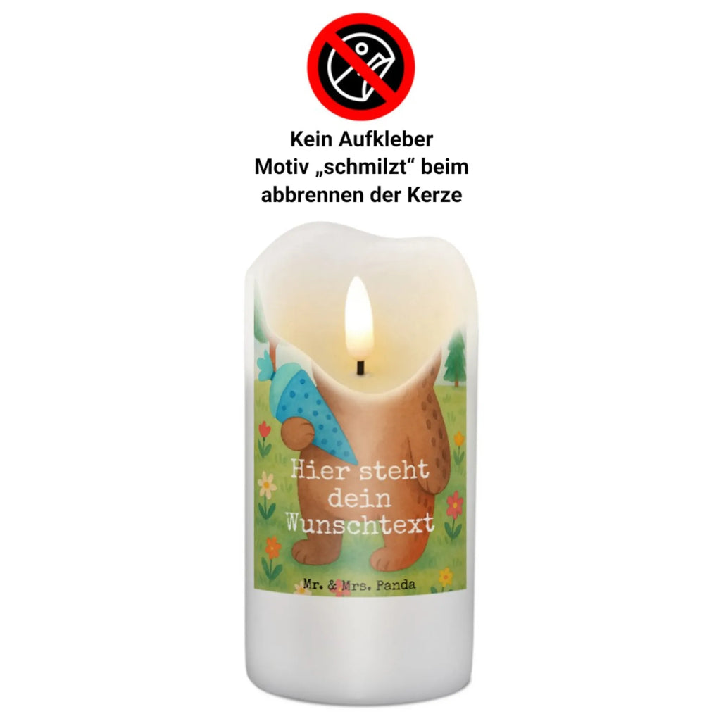 Personalisierte Kerze Bär Schultüte Design Blockkerze Mit Namensdruck, Personalisierte Kerze, Stearinkerze Mit Gravur, Schwimmkerze Mit Namen, LED-Kerze Mit Wunschname, Kerze Mit Prägung Und Wunschname, Adventskerze Mit Wunschname, Firmungskerze Mit Wunschname, Andachtskerze Mit Namensgravur, Weihnachtskerze Mit Namensgravur, Stabkerze Mit Gravur, Gastgeschenk Kerze Mit Namen, Bio-Kerze Mit Wunschname, Kerze Mit Namen, Sojawachskerze Mit Namensdruck, Streukerze Mit Namensdruck, Tafelkerze Mit Wunschname, Trauerkerze Mit Namen, Kerze Mit Spruch Und Namen, Grabkerze Mit Namensgravur, Kerzen-Set Mit Namensgravur, Metall-Kerze Mit Namensgravur, Laternenkerze Mit Namensdruck, Osterkerze Mit Namen, Kerze Für Geburtstag Mit Wunschname, Kommunionkerze Mit Namen, Duftkerze Mit Namen, Handgegossene Kerze Mit Namen, Kerze Für Hochzeit Mit Namensgravur, Fair-Trade-Kerze Mit Namensgravur, Bienenwachskerze Mit Wunschname, Taufekerze Mit Namensgravur, Handgemachte Kerze Mit Wunschname, Tischkerze Mit Namensdruck, Votivkerze Mit Wunschname, Teelicht Mit Namensdruck, Gartenkerze Mit Namen, Holz-Kerze Mit Namen, Stumpenkerze Mit Namensgravur, Glas-Kerze Mit Wunschname, Outdoor-Kerze Mit Namensgravur, Gedenkkerze Mit Namen, Bär, Teddy, Teddybär, Schulanfang, Schule Geschenk, Grundschule, Erster Schultag Geschenk, Bär Motiv, Schulbeginn, Einschulung Geschenk, Schultüte