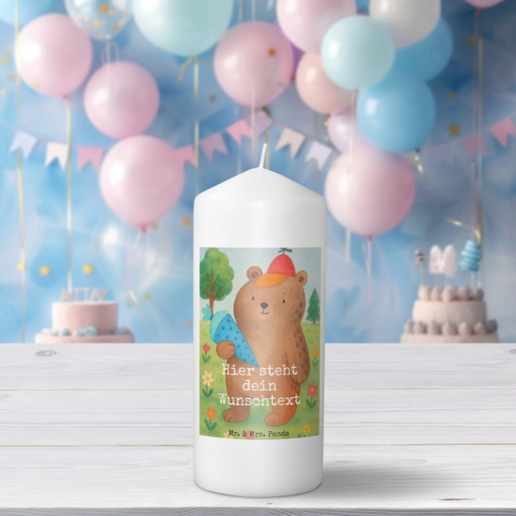 Personalisierte Kerze Bär Schultüte Design Blockkerze Mit Namensdruck, Personalisierte Kerze, Stearinkerze Mit Gravur, Schwimmkerze Mit Namen, LED-Kerze Mit Wunschname, Kerze Mit Prägung Und Wunschname, Adventskerze Mit Wunschname, Firmungskerze Mit Wunschname, Andachtskerze Mit Namensgravur, Weihnachtskerze Mit Namensgravur, Stabkerze Mit Gravur, Gastgeschenk Kerze Mit Namen, Bio-Kerze Mit Wunschname, Kerze Mit Namen, Sojawachskerze Mit Namensdruck, Streukerze Mit Namensdruck, Tafelkerze Mit Wunschname, Trauerkerze Mit Namen, Kerze Mit Spruch Und Namen, Grabkerze Mit Namensgravur, Kerzen-Set Mit Namensgravur, Metall-Kerze Mit Namensgravur, Laternenkerze Mit Namensdruck, Osterkerze Mit Namen, Kerze Für Geburtstag Mit Wunschname, Kommunionkerze Mit Namen, Duftkerze Mit Namen, Handgegossene Kerze Mit Namen, Kerze Für Hochzeit Mit Namensgravur, Fair-Trade-Kerze Mit Namensgravur, Bienenwachskerze Mit Wunschname, Taufekerze Mit Namensgravur, Handgemachte Kerze Mit Wunschname, Tischkerze Mit Namensdruck, Votivkerze Mit Wunschname, Teelicht Mit Namensdruck, Gartenkerze Mit Namen, Holz-Kerze Mit Namen, Stumpenkerze Mit Namensgravur, Glas-Kerze Mit Wunschname, Outdoor-Kerze Mit Namensgravur, Gedenkkerze Mit Namen, Bär, Teddy, Teddybär, Schulanfang, Schule Geschenk, Grundschule, Erster Schultag Geschenk, Bär Motiv, Schulbeginn, Einschulung Geschenk, Schultüte
