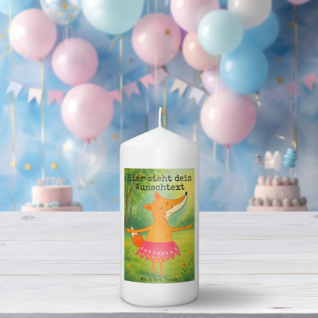 Personalisierte Kerze Fuchs Ballerina Design Stumpenkerze Mit Namensgravur, Holz-Kerze Mit Namen, Handgegossene Kerze Mit Namen, Adventskerze Mit Wunschname, Personalisierte Kerze, Taufekerze Mit Namensgravur, Kerze Für Geburtstag Mit Wunschname, Osterkerze Mit Namen, Teelicht Mit Namensdruck, Glas-Kerze Mit Wunschname, Sojawachskerze Mit Namensdruck, Metall-Kerze Mit Namensgravur, Bio-Kerze Mit Wunschname, Kerzen-Set Mit Namensgravur, Stabkerze Mit Gravur, Trauerkerze Mit Namen, Votivkerze Mit Wunschname, Kerze Für Hochzeit Mit Namensgravur, Tafelkerze Mit Wunschname, Schwimmkerze Mit Namen, Andachtskerze Mit Namensgravur, Streukerze Mit Namensdruck, Gastgeschenk Kerze Mit Namen, Kerze Mit Spruch Und Namen, Kerze Mit Namen, Stearinkerze Mit Gravur, Kommunionkerze Mit Namen, Fair-Trade-Kerze Mit Namensgravur, Bienenwachskerze Mit Wunschname, Firmungskerze Mit Wunschname, Weihnachtskerze Mit Namensgravur, Blockkerze Mit Namensdruck, Gartenkerze Mit Namen, Duftkerze Mit Namen, Handgemachte Kerze Mit Wunschname, Grabkerze Mit Namensgravur, Kerze Mit Prägung Und Wunschname, Outdoor-Kerze Mit Namensgravur, LED-Kerze Mit Wunschname, Gedenkkerze Mit Namen, Tischkerze Mit Namensdruck, Laternenkerze Mit Namensdruck, Fuchs, Geburtstag, Füchsin, Ballett, Einladung, Tänzerin, Party, Fuchs Spruch, Füchse, Ballerina, Tanzen