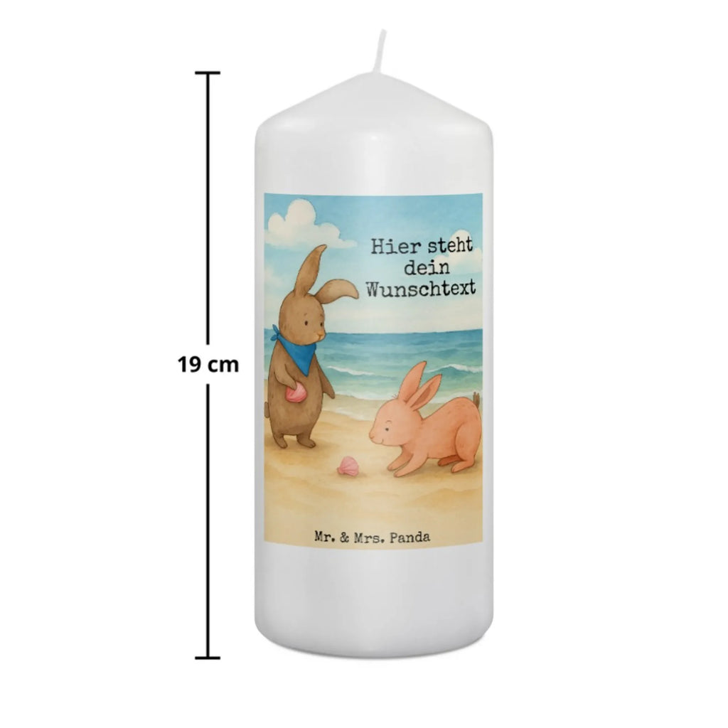 Personalisierte Kerze Hasen Muschel Design Fair-Trade-Kerze Mit Namensgravur, Handgegossene Kerze Mit Namen, Bienenwachskerze Mit Wunschname, Kerzen-Set Mit Namensgravur, LED-Kerze Mit Wunschname, Trauerkerze Mit Namen, Weihnachtskerze Mit Namensgravur, Kerze Mit Spruch Und Namen, Laternenkerze Mit Namensdruck, Osterkerze Mit Namen, Teelicht Mit Namensdruck, Gedenkkerze Mit Namen, Kerze Mit Namen, Duftkerze Mit Namen, Outdoor-Kerze Mit Namensgravur, Kerze Für Geburtstag Mit Wunschname, Blockkerze Mit Namensdruck, Kerze Mit Prägung Und Wunschname, Stabkerze Mit Gravur, Kerze Für Hochzeit Mit Namensgravur, Votivkerze Mit Wunschname, Tafelkerze Mit Wunschname, Tischkerze Mit Namensdruck, Gartenkerze Mit Namen, Andachtskerze Mit Namensgravur, Metall-Kerze Mit Namensgravur, Stearinkerze Mit Gravur, Firmungskerze Mit Wunschname, Adventskerze Mit Wunschname, Sojawachskerze Mit Namensdruck, Personalisierte Kerze, Kommunionkerze Mit Namen, Gastgeschenk Kerze Mit Namen, Grabkerze Mit Namensgravur, Bio-Kerze Mit Wunschname, Streukerze Mit Namensdruck, Stumpenkerze Mit Namensgravur, Schwimmkerze Mit Namen, Holz-Kerze Mit Namen, Taufekerze Mit Namensgravur, Handgemachte Kerze Mit Wunschname, Glas-Kerze Mit Wunschname, Familie, Vatertag, Muttertag, Bruder, Schwester, Mama, Papa, Oma, Opa, Muscheln, Meer, Freundin, Hasen, beste Freundin, Freundinnen, Muscheln sammeln, BFF, best friends