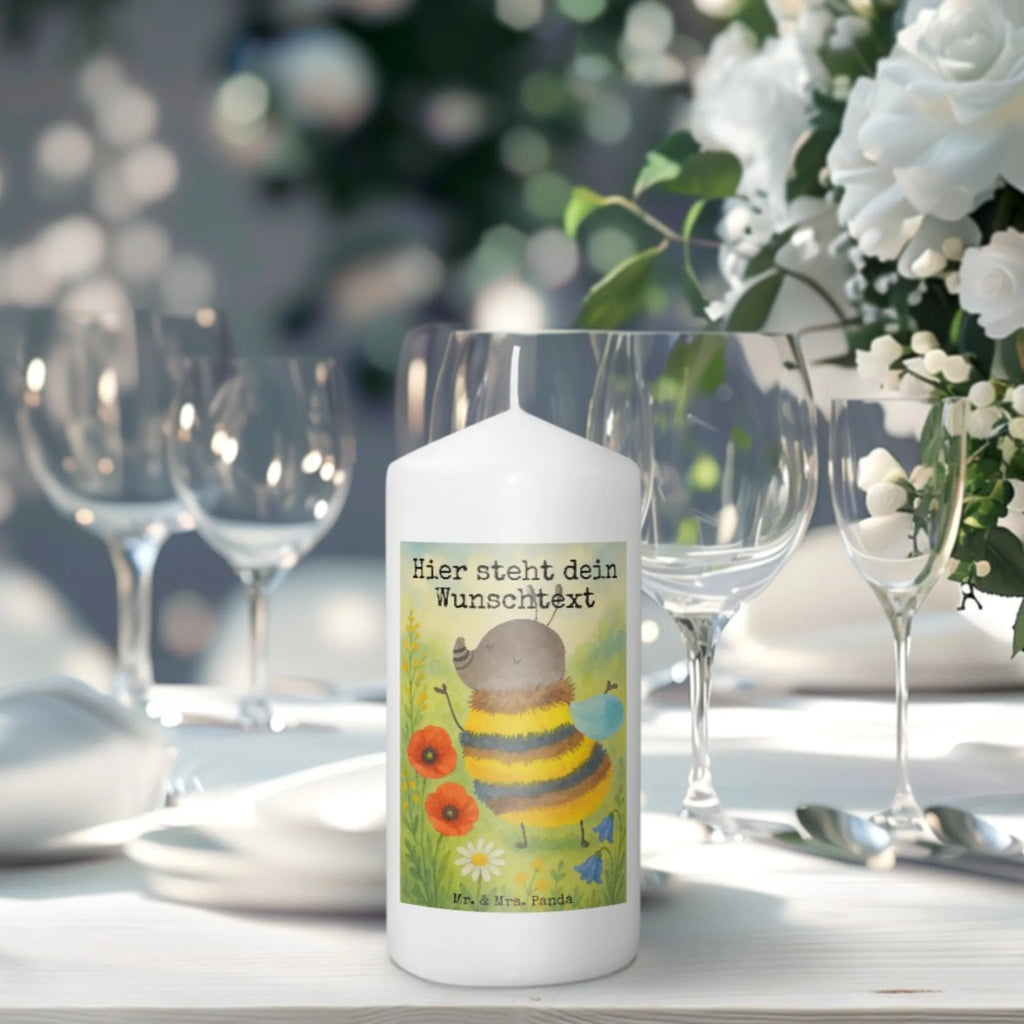Personalisierte Kerze Hummel flauschig Design Kommunionkerze Mit Namen, Stearinkerze Mit Gravur, Duftkerze Mit Namen, Fair-Trade-Kerze Mit Namensgravur, Kerze Mit Namen, Gastgeschenk Kerze Mit Namen, Streukerze Mit Namensdruck, Outdoor-Kerze Mit Namensgravur, Weihnachtskerze Mit Namensgravur, Grabkerze Mit Namensgravur, Kerzen-Set Mit Namensgravur, Bienenwachskerze Mit Wunschname, Adventskerze Mit Wunschname, Andachtskerze Mit Namensgravur, Gartenkerze Mit Namen, Tischkerze Mit Namensdruck, Firmungskerze Mit Wunschname, Osterkerze Mit Namen, Kerze Für Hochzeit Mit Namensgravur, Bio-Kerze Mit Wunschname, Gedenkkerze Mit Namen, Handgegossene Kerze Mit Namen, Handgemachte Kerze Mit Wunschname, Kerze Mit Prägung Und Wunschname, Trauerkerze Mit Namen, Stabkerze Mit Gravur, Teelicht Mit Namensdruck, Schwimmkerze Mit Namen, Glas-Kerze Mit Wunschname, Metall-Kerze Mit Namensgravur, Tafelkerze Mit Wunschname, Stumpenkerze Mit Namensgravur, Blockkerze Mit Namensdruck, Laternenkerze Mit Namensdruck, Holz-Kerze Mit Namen, LED-Kerze Mit Wunschname, Kerze Für Geburtstag Mit Wunschname, Kerze Mit Spruch Und Namen, Sojawachskerze Mit Namensdruck, Personalisierte Kerze, Votivkerze Mit Wunschname, Taufekerze Mit Namensgravur, Tiermotive, Gute Laune, lustige Sprüche, Tiere, Biene, Flauschig, Blume, Hummel, Natur