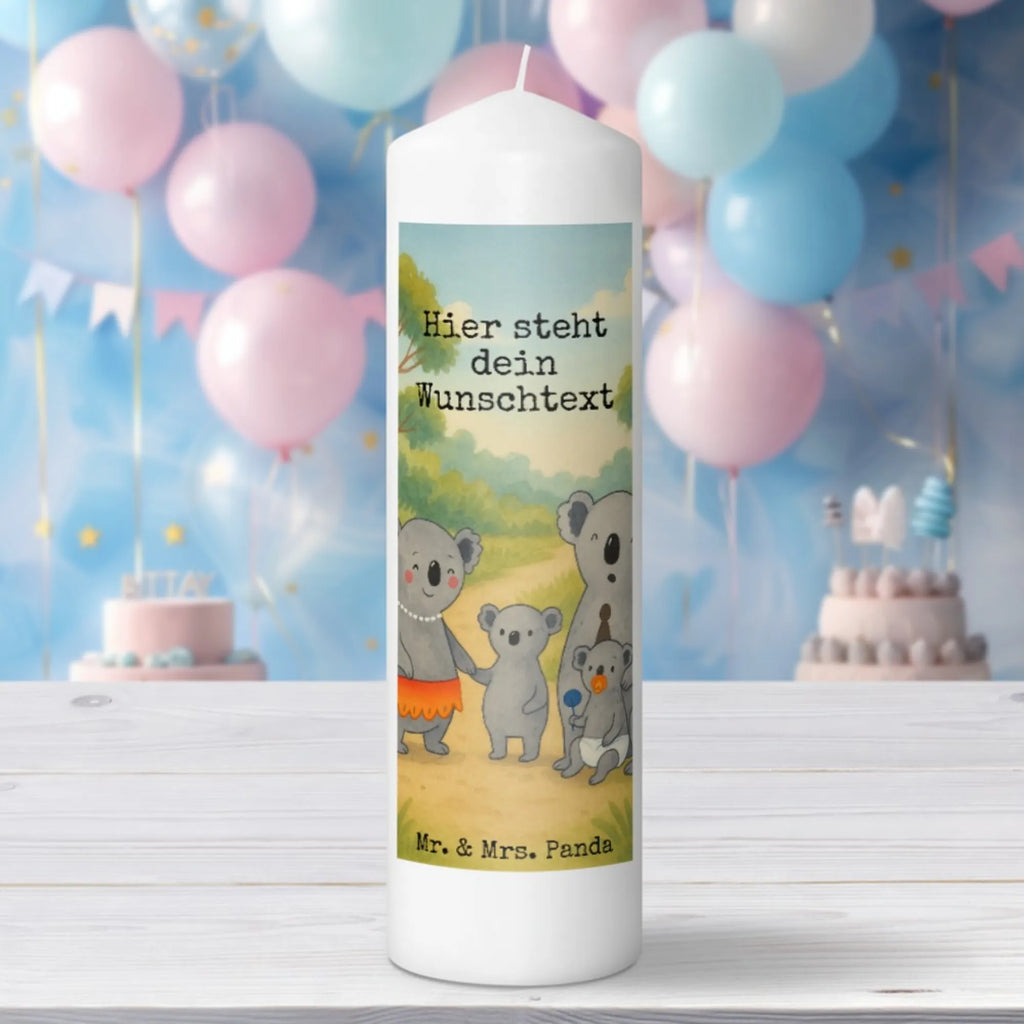 Personalisierte Kerze Koala Familie Design Duftkerze Mit Namen, Kommunionkerze Mit Namen, Handgemachte Kerze Mit Wunschname, Outdoor-Kerze Mit Namensgravur, Kerzen-Set Mit Namensgravur, Stabkerze Mit Gravur, Kerze Für Hochzeit Mit Namensgravur, LED-Kerze Mit Wunschname, Streukerze Mit Namensdruck, Metall-Kerze Mit Namensgravur, Fair-Trade-Kerze Mit Namensgravur, Laternenkerze Mit Namensdruck, Stearinkerze Mit Gravur, Firmungskerze Mit Wunschname, Taufekerze Mit Namensgravur, Kerze Für Geburtstag Mit Wunschname, Bienenwachskerze Mit Wunschname, Teelicht Mit Namensdruck, Kerze Mit Namen, Kerze Mit Spruch Und Namen, Osterkerze Mit Namen, Tischkerze Mit Namensdruck, Tafelkerze Mit Wunschname, Weihnachtskerze Mit Namensgravur, Schwimmkerze Mit Namen, Glas-Kerze Mit Wunschname, Gastgeschenk Kerze Mit Namen, Sojawachskerze Mit Namensdruck, Stumpenkerze Mit Namensgravur, Kerze Mit Prägung Und Wunschname, Andachtskerze Mit Namensgravur, Gedenkkerze Mit Namen, Gartenkerze Mit Namen, Votivkerze Mit Wunschname, Grabkerze Mit Namensgravur, Bio-Kerze Mit Wunschname, Blockkerze Mit Namensdruck, Adventskerze Mit Wunschname, Trauerkerze Mit Namen, Holz-Kerze Mit Namen, Personalisierte Kerze, Handgegossene Kerze Mit Namen, Familie, Vatertag, Muttertag, Bruder, Schwester, Mama, Papa, Oma, Opa, Kinder, Familienleben, Geschwister, Koalas, Family, Koala