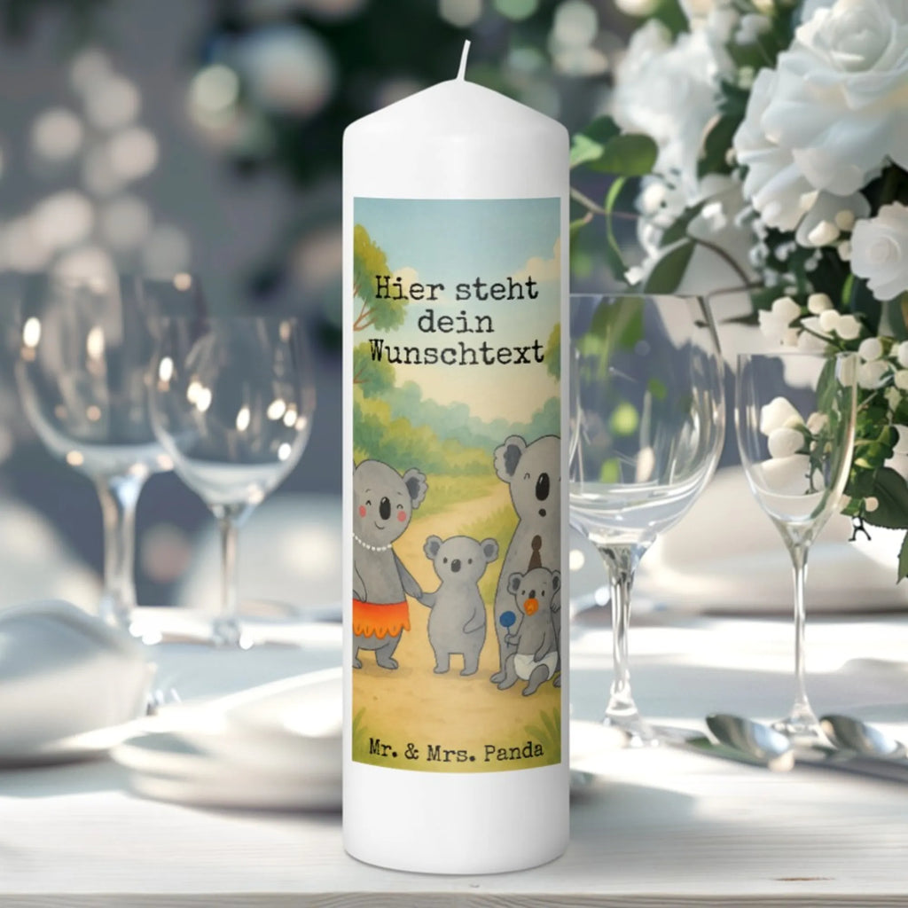 Personalisierte Kerze Koala Familie Design Duftkerze Mit Namen, Kommunionkerze Mit Namen, Handgemachte Kerze Mit Wunschname, Outdoor-Kerze Mit Namensgravur, Kerzen-Set Mit Namensgravur, Stabkerze Mit Gravur, Kerze Für Hochzeit Mit Namensgravur, LED-Kerze Mit Wunschname, Streukerze Mit Namensdruck, Metall-Kerze Mit Namensgravur, Fair-Trade-Kerze Mit Namensgravur, Laternenkerze Mit Namensdruck, Stearinkerze Mit Gravur, Firmungskerze Mit Wunschname, Taufekerze Mit Namensgravur, Kerze Für Geburtstag Mit Wunschname, Bienenwachskerze Mit Wunschname, Teelicht Mit Namensdruck, Kerze Mit Namen, Kerze Mit Spruch Und Namen, Osterkerze Mit Namen, Tischkerze Mit Namensdruck, Tafelkerze Mit Wunschname, Weihnachtskerze Mit Namensgravur, Schwimmkerze Mit Namen, Glas-Kerze Mit Wunschname, Gastgeschenk Kerze Mit Namen, Sojawachskerze Mit Namensdruck, Stumpenkerze Mit Namensgravur, Kerze Mit Prägung Und Wunschname, Andachtskerze Mit Namensgravur, Gedenkkerze Mit Namen, Gartenkerze Mit Namen, Votivkerze Mit Wunschname, Grabkerze Mit Namensgravur, Bio-Kerze Mit Wunschname, Blockkerze Mit Namensdruck, Adventskerze Mit Wunschname, Trauerkerze Mit Namen, Holz-Kerze Mit Namen, Personalisierte Kerze, Handgegossene Kerze Mit Namen, Familie, Vatertag, Muttertag, Bruder, Schwester, Mama, Papa, Oma, Opa, Kinder, Familienleben, Geschwister, Koalas, Family, Koala