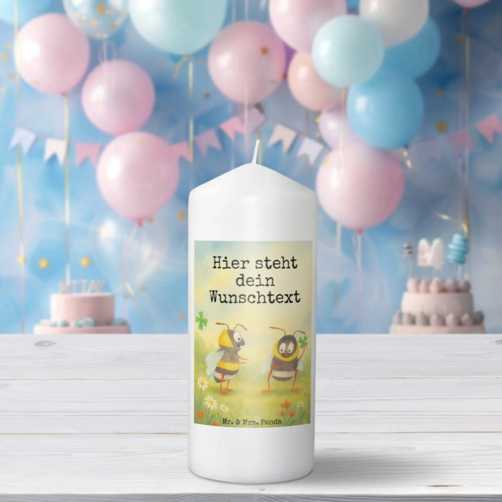 Personalisierte Kerze Bienen Paar Design Gastgeschenk Kerze Mit Namen, Duftkerze Mit Namen, Stumpenkerze Mit Namensgravur, Kerze Für Geburtstag Mit Wunschname, Taufekerze Mit Namensgravur, Kerzen-Set Mit Namensgravur, Weihnachtskerze Mit Namensgravur, Adventskerze Mit Wunschname, Schwimmkerze Mit Namen, Stabkerze Mit Gravur, Kerze Für Hochzeit Mit Namensgravur, Kerze Mit Spruch Und Namen, Streukerze Mit Namensdruck, Laternenkerze Mit Namensdruck, Kommunionkerze Mit Namen, Stearinkerze Mit Gravur, Bienenwachskerze Mit Wunschname, Firmungskerze Mit Wunschname, Glas-Kerze Mit Wunschname, LED-Kerze Mit Wunschname, Grabkerze Mit Namensgravur, Tischkerze Mit Namensdruck, Kerze Mit Namen, Handgegossene Kerze Mit Namen, Gartenkerze Mit Namen, Osterkerze Mit Namen, Handgemachte Kerze Mit Wunschname, Andachtskerze Mit Namensgravur, Bio-Kerze Mit Wunschname, Trauerkerze Mit Namen, Personalisierte Kerze, Tafelkerze Mit Wunschname, Outdoor-Kerze Mit Namensgravur, Holz-Kerze Mit Namen, Sojawachskerze Mit Namensdruck, Fair-Trade-Kerze Mit Namensgravur, Votivkerze Mit Wunschname, Metall-Kerze Mit Namensgravur, Teelicht Mit Namensdruck, Blockkerze Mit Namensdruck, Gedenkkerze Mit Namen, Kerze Mit Prägung Und Wunschname, Liebe, Partner, Freund, Freundin, Ehemann, Ehefrau, Heiraten, Verlobung, Heiratsantrag, Liebesgeschenk, Jahrestag, Hocheitstag, Schildkröten, Valentinstag, Geschenk für Freundin, Liebesbeweis, für Ehemann, Mitbringsel, verliebte Schildkröten, Hochzeitstag, Geschenk für Partner, Geschenk für Frauen, für Männer