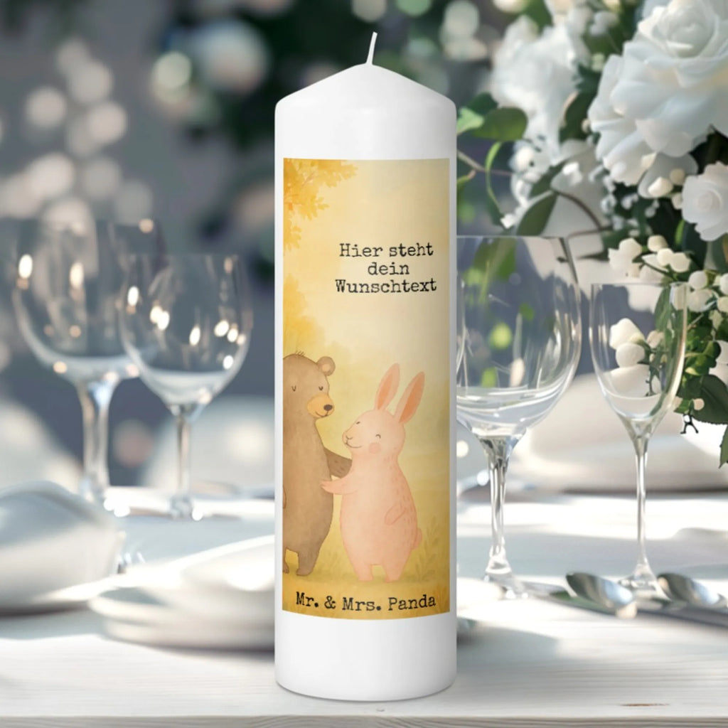 Personalisierte Kerze Bär und Hase Umarmen Design Holz-Kerze Mit Namen, Tischkerze Mit Namensdruck, Tafelkerze Mit Wunschname, Kerze Mit Prägung Und Wunschname, Blockkerze Mit Namensdruck, Bienenwachskerze Mit Wunschname, Andachtskerze Mit Namensgravur, Adventskerze Mit Wunschname, Kerze Für Hochzeit Mit Namensgravur, Kommunionkerze Mit Namen, Trauerkerze Mit Namen, Glas-Kerze Mit Wunschname, Kerze Mit Spruch Und Namen, Handgegossene Kerze Mit Namen, LED-Kerze Mit Wunschname, Stearinkerze Mit Gravur, Votivkerze Mit Wunschname, Stumpenkerze Mit Namensgravur, Streukerze Mit Namensdruck, Grabkerze Mit Namensgravur, Fair-Trade-Kerze Mit Namensgravur, Stabkerze Mit Gravur, Gartenkerze Mit Namen, Personalisierte Kerze, Duftkerze Mit Namen, Outdoor-Kerze Mit Namensgravur, Gedenkkerze Mit Namen, Taufekerze Mit Namensgravur, Bio-Kerze Mit Wunschname, Kerze Mit Namen, Gastgeschenk Kerze Mit Namen, Handgemachte Kerze Mit Wunschname, Osterkerze Mit Namen, Sojawachskerze Mit Namensdruck, Metall-Kerze Mit Namensgravur, Firmungskerze Mit Wunschname, Kerze Für Geburtstag Mit Wunschname, Kerzen-Set Mit Namensgravur, Teelicht Mit Namensdruck, Schwimmkerze Mit Namen, Laternenkerze Mit Namensdruck, Weihnachtskerze Mit Namensgravur, Liebe, Partner, Freund, Freundin, Ehemann, Ehefrau, Heiraten, Verlobung, Heiratsantrag, Liebesgeschenk, Jahrestag, Hocheitstag, Hase, best friends, Bär, bester Freund, Freunde, Bärchen