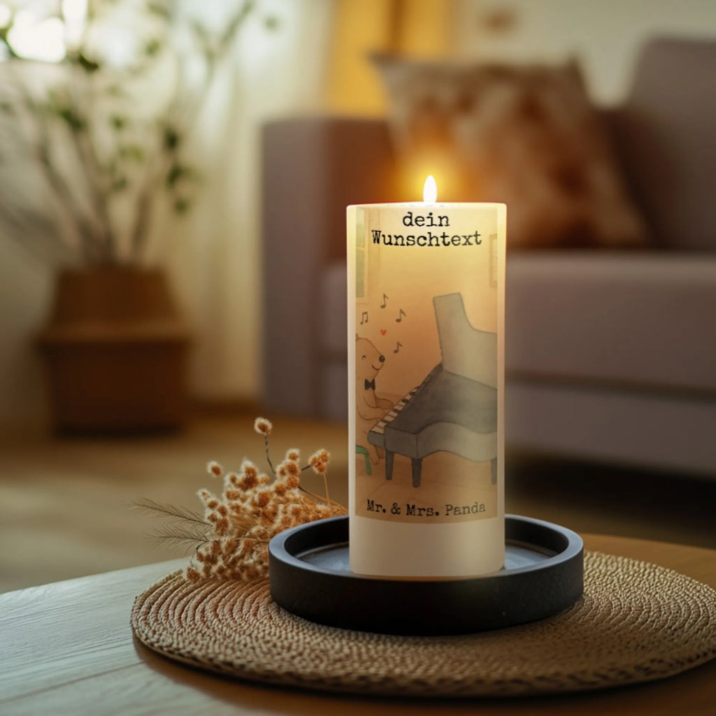 Personalisierte Kerze Bär Klavier Design LED-Kerze Mit Wunschname, Gedenkkerze Mit Namen, Stumpenkerze Mit Namensgravur, Votivkerze Mit Wunschname, Tafelkerze Mit Wunschname, Weihnachtskerze Mit Namensgravur, Bio-Kerze Mit Wunschname, Fair-Trade-Kerze Mit Namensgravur, Kommunionkerze Mit Namen, Gastgeschenk Kerze Mit Namen, Outdoor-Kerze Mit Namensgravur, Sojawachskerze Mit Namensdruck, Stabkerze Mit Gravur, Kerze Für Geburtstag Mit Wunschname, Andachtskerze Mit Namensgravur, Handgegossene Kerze Mit Namen, Laternenkerze Mit Namensdruck, Kerze Für Hochzeit Mit Namensgravur, Teelicht Mit Namensdruck, Osterkerze Mit Namen, Adventskerze Mit Wunschname, Handgemachte Kerze Mit Wunschname, Taufekerze Mit Namensgravur, Trauerkerze Mit Namen, Duftkerze Mit Namen, Kerze Mit Spruch Und Namen, Glas-Kerze Mit Wunschname, Kerze Mit Prägung Und Wunschname, Gartenkerze Mit Namen, Firmungskerze Mit Wunschname, Tischkerze Mit Namensdruck, Holz-Kerze Mit Namen, Streukerze Mit Namensdruck, Kerze Mit Namen, Stearinkerze Mit Gravur, Personalisierte Kerze, Blockkerze Mit Namensdruck, Metall-Kerze Mit Namensgravur, Bienenwachskerze Mit Wunschname, Grabkerze Mit Namensgravur, Kerzen-Set Mit Namensgravur, Schwimmkerze Mit Namen, Instrumente, Geschenke Musiker, Musikliebhaber, Klassik, Pianist, Konzert, Bär, Klavier, Flügel