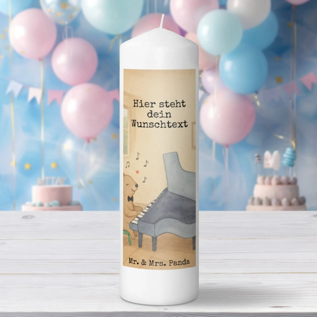 Personalisierte Kerze Bär Klavier Design LED-Kerze Mit Wunschname, Gedenkkerze Mit Namen, Stumpenkerze Mit Namensgravur, Votivkerze Mit Wunschname, Tafelkerze Mit Wunschname, Weihnachtskerze Mit Namensgravur, Bio-Kerze Mit Wunschname, Fair-Trade-Kerze Mit Namensgravur, Kommunionkerze Mit Namen, Gastgeschenk Kerze Mit Namen, Outdoor-Kerze Mit Namensgravur, Sojawachskerze Mit Namensdruck, Stabkerze Mit Gravur, Kerze Für Geburtstag Mit Wunschname, Andachtskerze Mit Namensgravur, Handgegossene Kerze Mit Namen, Laternenkerze Mit Namensdruck, Kerze Für Hochzeit Mit Namensgravur, Teelicht Mit Namensdruck, Osterkerze Mit Namen, Adventskerze Mit Wunschname, Handgemachte Kerze Mit Wunschname, Taufekerze Mit Namensgravur, Trauerkerze Mit Namen, Duftkerze Mit Namen, Kerze Mit Spruch Und Namen, Glas-Kerze Mit Wunschname, Kerze Mit Prägung Und Wunschname, Gartenkerze Mit Namen, Firmungskerze Mit Wunschname, Tischkerze Mit Namensdruck, Holz-Kerze Mit Namen, Streukerze Mit Namensdruck, Kerze Mit Namen, Stearinkerze Mit Gravur, Personalisierte Kerze, Blockkerze Mit Namensdruck, Metall-Kerze Mit Namensgravur, Bienenwachskerze Mit Wunschname, Grabkerze Mit Namensgravur, Kerzen-Set Mit Namensgravur, Schwimmkerze Mit Namen, Instrumente, Geschenke Musiker, Musikliebhaber, Klassik, Pianist, Konzert, Bär, Klavier, Flügel