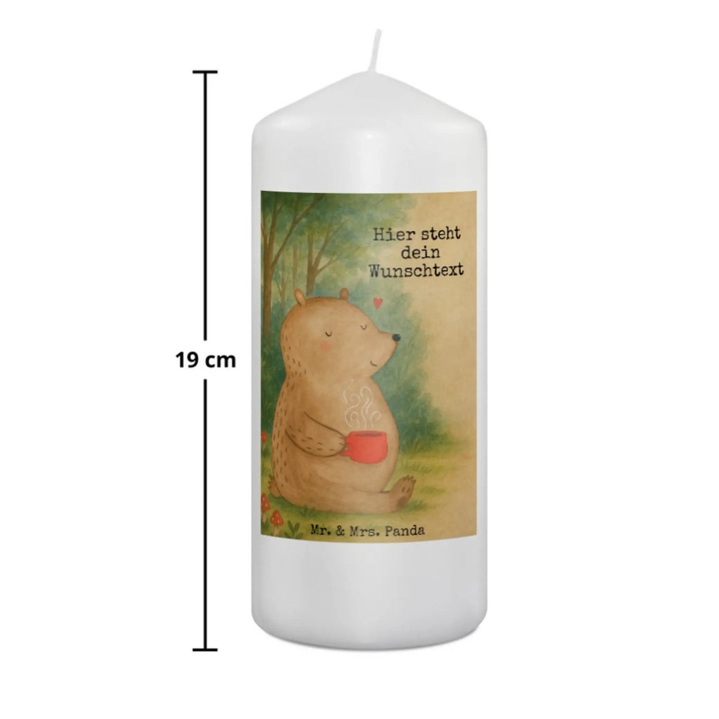 Personalisierte Kerze Bär Kaffee Design Glas-Kerze Mit Wunschname, Kerze Für Hochzeit Mit Namensgravur, Osterkerze Mit Namen, Blockkerze Mit Namensdruck, Bio-Kerze Mit Wunschname, Weihnachtskerze Mit Namensgravur, Kommunionkerze Mit Namen, Laternenkerze Mit Namensdruck, Sojawachskerze Mit Namensdruck, Holz-Kerze Mit Namen, Gedenkkerze Mit Namen, Streukerze Mit Namensdruck, Adventskerze Mit Wunschname, Stabkerze Mit Gravur, Teelicht Mit Namensdruck, Kerzen-Set Mit Namensgravur, Votivkerze Mit Wunschname, Kerze Mit Prägung Und Wunschname, Handgegossene Kerze Mit Namen, Gastgeschenk Kerze Mit Namen, Kerze Mit Spruch Und Namen, Fair-Trade-Kerze Mit Namensgravur, Outdoor-Kerze Mit Namensgravur, Gartenkerze Mit Namen, Andachtskerze Mit Namensgravur, Stearinkerze Mit Gravur, Grabkerze Mit Namensgravur, Kerze Mit Namen, Bienenwachskerze Mit Wunschname, Tischkerze Mit Namensdruck, Firmungskerze Mit Wunschname, Tafelkerze Mit Wunschname, Handgemachte Kerze Mit Wunschname, Taufekerze Mit Namensgravur, LED-Kerze Mit Wunschname, Personalisierte Kerze, Stumpenkerze Mit Namensgravur, Trauerkerze Mit Namen, Kerze Für Geburtstag Mit Wunschname, Schwimmkerze Mit Namen, Duftkerze Mit Namen, Metall-Kerze Mit Namensgravur, Bär, Teddy, Teddybär, Motivation, Welt erobern, Bären, Welt retten, Coffee, Morgenroutine, Kaffee, guten Morgen