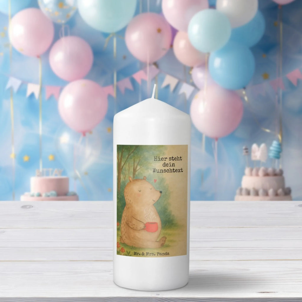 Personalisierte Kerze Bär Kaffee Design Glas-Kerze Mit Wunschname, Kerze Für Hochzeit Mit Namensgravur, Osterkerze Mit Namen, Blockkerze Mit Namensdruck, Bio-Kerze Mit Wunschname, Weihnachtskerze Mit Namensgravur, Kommunionkerze Mit Namen, Laternenkerze Mit Namensdruck, Sojawachskerze Mit Namensdruck, Holz-Kerze Mit Namen, Gedenkkerze Mit Namen, Streukerze Mit Namensdruck, Adventskerze Mit Wunschname, Stabkerze Mit Gravur, Teelicht Mit Namensdruck, Kerzen-Set Mit Namensgravur, Votivkerze Mit Wunschname, Kerze Mit Prägung Und Wunschname, Handgegossene Kerze Mit Namen, Gastgeschenk Kerze Mit Namen, Kerze Mit Spruch Und Namen, Fair-Trade-Kerze Mit Namensgravur, Outdoor-Kerze Mit Namensgravur, Gartenkerze Mit Namen, Andachtskerze Mit Namensgravur, Stearinkerze Mit Gravur, Grabkerze Mit Namensgravur, Kerze Mit Namen, Bienenwachskerze Mit Wunschname, Tischkerze Mit Namensdruck, Firmungskerze Mit Wunschname, Tafelkerze Mit Wunschname, Handgemachte Kerze Mit Wunschname, Taufekerze Mit Namensgravur, LED-Kerze Mit Wunschname, Personalisierte Kerze, Stumpenkerze Mit Namensgravur, Trauerkerze Mit Namen, Kerze Für Geburtstag Mit Wunschname, Schwimmkerze Mit Namen, Duftkerze Mit Namen, Metall-Kerze Mit Namensgravur, Bär, Teddy, Teddybär, Motivation, Welt erobern, Bären, Welt retten, Coffee, Morgenroutine, Kaffee, guten Morgen