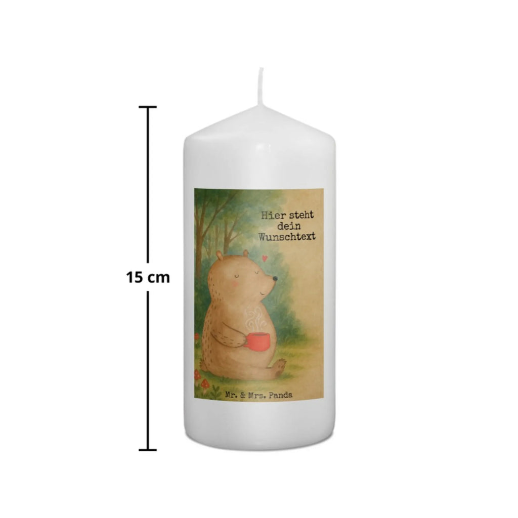 Personalisierte Kerze Bär Kaffee Design Glas-Kerze Mit Wunschname, Kerze Für Hochzeit Mit Namensgravur, Osterkerze Mit Namen, Blockkerze Mit Namensdruck, Bio-Kerze Mit Wunschname, Weihnachtskerze Mit Namensgravur, Kommunionkerze Mit Namen, Laternenkerze Mit Namensdruck, Sojawachskerze Mit Namensdruck, Holz-Kerze Mit Namen, Gedenkkerze Mit Namen, Streukerze Mit Namensdruck, Adventskerze Mit Wunschname, Stabkerze Mit Gravur, Teelicht Mit Namensdruck, Kerzen-Set Mit Namensgravur, Votivkerze Mit Wunschname, Kerze Mit Prägung Und Wunschname, Handgegossene Kerze Mit Namen, Gastgeschenk Kerze Mit Namen, Kerze Mit Spruch Und Namen, Fair-Trade-Kerze Mit Namensgravur, Outdoor-Kerze Mit Namensgravur, Gartenkerze Mit Namen, Andachtskerze Mit Namensgravur, Stearinkerze Mit Gravur, Grabkerze Mit Namensgravur, Kerze Mit Namen, Bienenwachskerze Mit Wunschname, Tischkerze Mit Namensdruck, Firmungskerze Mit Wunschname, Tafelkerze Mit Wunschname, Handgemachte Kerze Mit Wunschname, Taufekerze Mit Namensgravur, LED-Kerze Mit Wunschname, Personalisierte Kerze, Stumpenkerze Mit Namensgravur, Trauerkerze Mit Namen, Kerze Für Geburtstag Mit Wunschname, Schwimmkerze Mit Namen, Duftkerze Mit Namen, Metall-Kerze Mit Namensgravur, Bär, Teddy, Teddybär, Motivation, Welt erobern, Bären, Welt retten, Coffee, Morgenroutine, Kaffee, guten Morgen