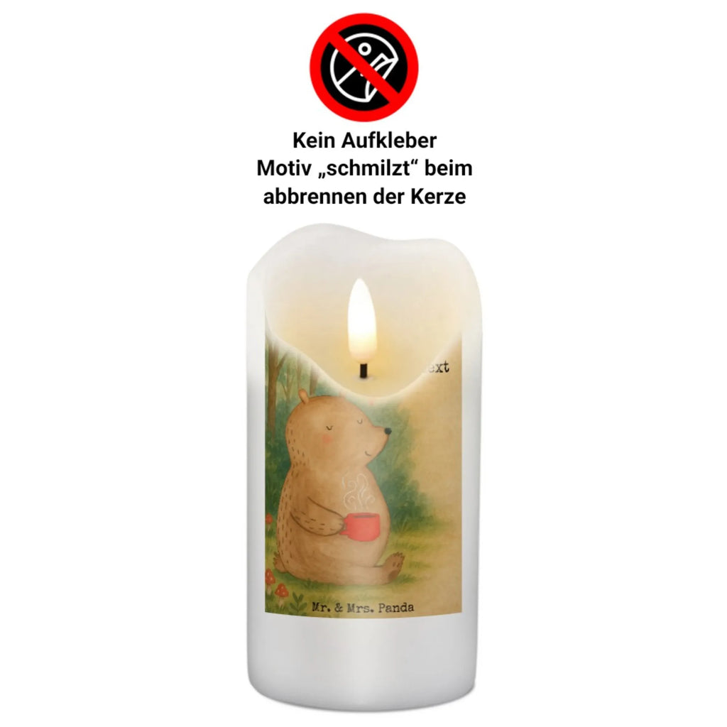 Personalisierte Kerze Bär Kaffee Design Glas-Kerze Mit Wunschname, Kerze Für Hochzeit Mit Namensgravur, Osterkerze Mit Namen, Blockkerze Mit Namensdruck, Bio-Kerze Mit Wunschname, Weihnachtskerze Mit Namensgravur, Kommunionkerze Mit Namen, Laternenkerze Mit Namensdruck, Sojawachskerze Mit Namensdruck, Holz-Kerze Mit Namen, Gedenkkerze Mit Namen, Streukerze Mit Namensdruck, Adventskerze Mit Wunschname, Stabkerze Mit Gravur, Teelicht Mit Namensdruck, Kerzen-Set Mit Namensgravur, Votivkerze Mit Wunschname, Kerze Mit Prägung Und Wunschname, Handgegossene Kerze Mit Namen, Gastgeschenk Kerze Mit Namen, Kerze Mit Spruch Und Namen, Fair-Trade-Kerze Mit Namensgravur, Outdoor-Kerze Mit Namensgravur, Gartenkerze Mit Namen, Andachtskerze Mit Namensgravur, Stearinkerze Mit Gravur, Grabkerze Mit Namensgravur, Kerze Mit Namen, Bienenwachskerze Mit Wunschname, Tischkerze Mit Namensdruck, Firmungskerze Mit Wunschname, Tafelkerze Mit Wunschname, Handgemachte Kerze Mit Wunschname, Taufekerze Mit Namensgravur, LED-Kerze Mit Wunschname, Personalisierte Kerze, Stumpenkerze Mit Namensgravur, Trauerkerze Mit Namen, Kerze Für Geburtstag Mit Wunschname, Schwimmkerze Mit Namen, Duftkerze Mit Namen, Metall-Kerze Mit Namensgravur, Bär, Teddy, Teddybär, Motivation, Welt erobern, Bären, Welt retten, Coffee, Morgenroutine, Kaffee, guten Morgen