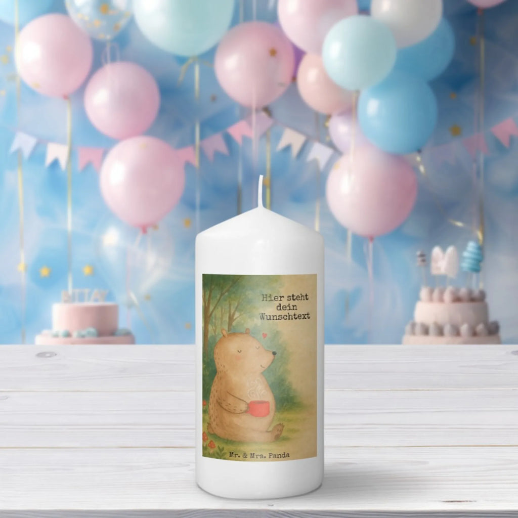 Personalisierte Kerze Bär Kaffee Design Glas-Kerze Mit Wunschname, Kerze Für Hochzeit Mit Namensgravur, Osterkerze Mit Namen, Blockkerze Mit Namensdruck, Bio-Kerze Mit Wunschname, Weihnachtskerze Mit Namensgravur, Kommunionkerze Mit Namen, Laternenkerze Mit Namensdruck, Sojawachskerze Mit Namensdruck, Holz-Kerze Mit Namen, Gedenkkerze Mit Namen, Streukerze Mit Namensdruck, Adventskerze Mit Wunschname, Stabkerze Mit Gravur, Teelicht Mit Namensdruck, Kerzen-Set Mit Namensgravur, Votivkerze Mit Wunschname, Kerze Mit Prägung Und Wunschname, Handgegossene Kerze Mit Namen, Gastgeschenk Kerze Mit Namen, Kerze Mit Spruch Und Namen, Fair-Trade-Kerze Mit Namensgravur, Outdoor-Kerze Mit Namensgravur, Gartenkerze Mit Namen, Andachtskerze Mit Namensgravur, Stearinkerze Mit Gravur, Grabkerze Mit Namensgravur, Kerze Mit Namen, Bienenwachskerze Mit Wunschname, Tischkerze Mit Namensdruck, Firmungskerze Mit Wunschname, Tafelkerze Mit Wunschname, Handgemachte Kerze Mit Wunschname, Taufekerze Mit Namensgravur, LED-Kerze Mit Wunschname, Personalisierte Kerze, Stumpenkerze Mit Namensgravur, Trauerkerze Mit Namen, Kerze Für Geburtstag Mit Wunschname, Schwimmkerze Mit Namen, Duftkerze Mit Namen, Metall-Kerze Mit Namensgravur, Bär, Teddy, Teddybär, Motivation, Welt erobern, Bären, Welt retten, Coffee, Morgenroutine, Kaffee, guten Morgen