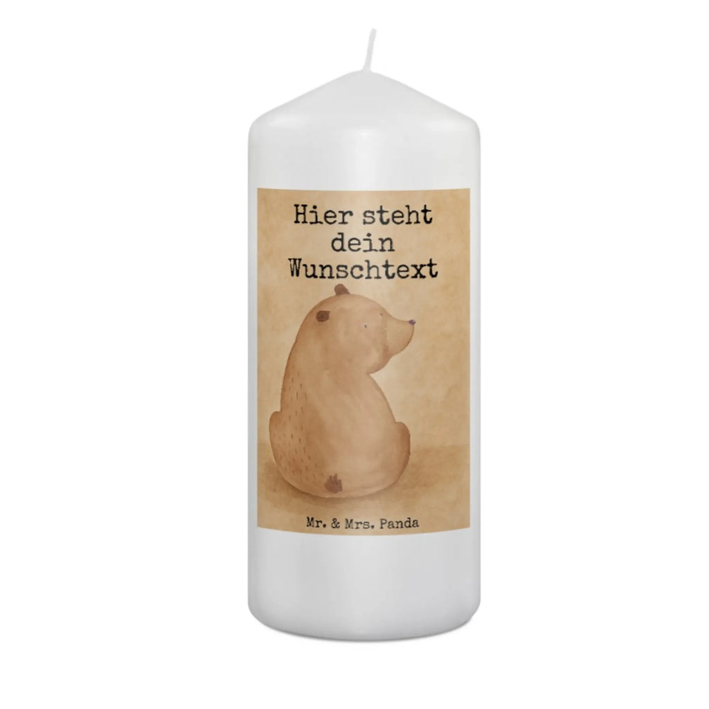 Personalisierte Kerze Bär Schulterblick Design Taufekerze Mit Namensgravur, Holz-Kerze Mit Namen, Streukerze Mit Namensdruck, Kerzen-Set Mit Namensgravur, Stearinkerze Mit Gravur, Sojawachskerze Mit Namensdruck, Votivkerze Mit Wunschname, Glas-Kerze Mit Wunschname, Kerze Für Hochzeit Mit Namensgravur, Blockkerze Mit Namensdruck, Firmungskerze Mit Wunschname, Bio-Kerze Mit Wunschname, Osterkerze Mit Namen, Teelicht Mit Namensdruck, Outdoor-Kerze Mit Namensgravur, Handgemachte Kerze Mit Wunschname, Adventskerze Mit Wunschname, Kerze Mit Namen, Stabkerze Mit Gravur, Gastgeschenk Kerze Mit Namen, Gedenkkerze Mit Namen, Tischkerze Mit Namensdruck, Personalisierte Kerze, Metall-Kerze Mit Namensgravur, Handgegossene Kerze Mit Namen, Trauerkerze Mit Namen, Gartenkerze Mit Namen, Grabkerze Mit Namensgravur, Kerze Mit Spruch Und Namen, Bienenwachskerze Mit Wunschname, Laternenkerze Mit Namensdruck, Kommunionkerze Mit Namen, Schwimmkerze Mit Namen, Stumpenkerze Mit Namensgravur, Weihnachtskerze Mit Namensgravur, Duftkerze Mit Namen, LED-Kerze Mit Wunschname, Andachtskerze Mit Namensgravur, Kerze Für Geburtstag Mit Wunschname, Kerze Mit Prägung Und Wunschname, Tafelkerze Mit Wunschname, Fair-Trade-Kerze Mit Namensgravur, Bär, Teddy, Teddybär, Bären, Weisheit, Weltansicht, Bärenliebe, Selbstachtung, Motivation
