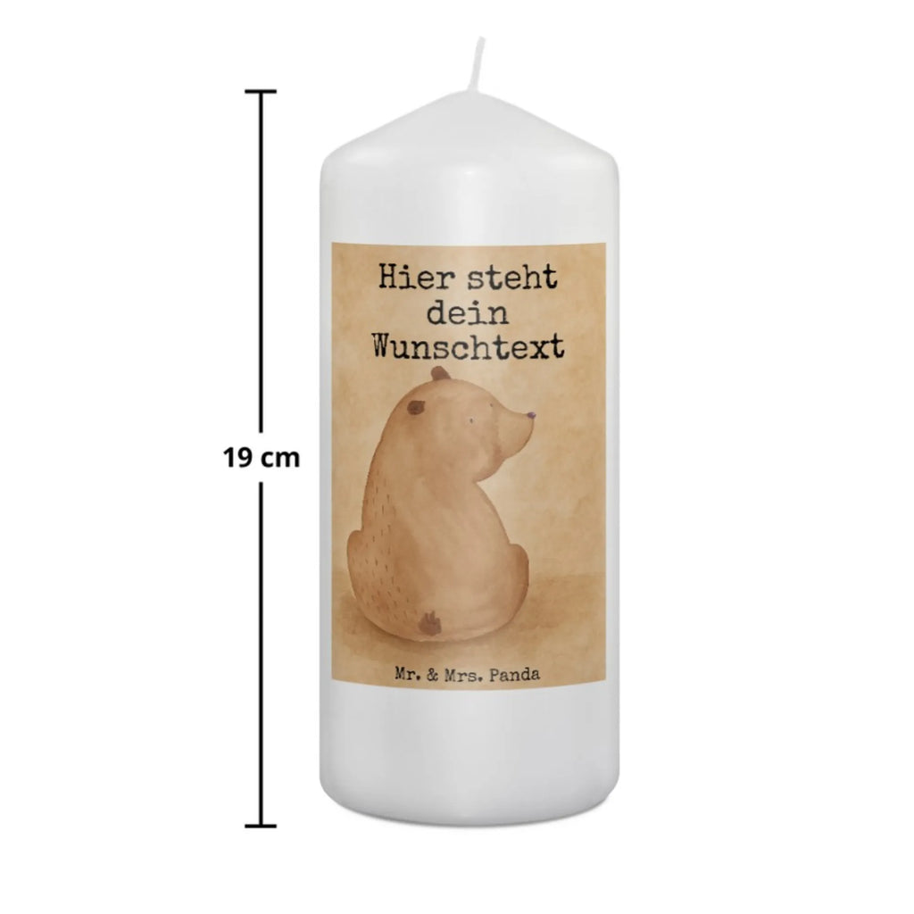 Personalisierte Kerze Bär Schulterblick Design Taufekerze Mit Namensgravur, Holz-Kerze Mit Namen, Streukerze Mit Namensdruck, Kerzen-Set Mit Namensgravur, Stearinkerze Mit Gravur, Sojawachskerze Mit Namensdruck, Votivkerze Mit Wunschname, Glas-Kerze Mit Wunschname, Kerze Für Hochzeit Mit Namensgravur, Blockkerze Mit Namensdruck, Firmungskerze Mit Wunschname, Bio-Kerze Mit Wunschname, Osterkerze Mit Namen, Teelicht Mit Namensdruck, Outdoor-Kerze Mit Namensgravur, Handgemachte Kerze Mit Wunschname, Adventskerze Mit Wunschname, Kerze Mit Namen, Stabkerze Mit Gravur, Gastgeschenk Kerze Mit Namen, Gedenkkerze Mit Namen, Tischkerze Mit Namensdruck, Personalisierte Kerze, Metall-Kerze Mit Namensgravur, Handgegossene Kerze Mit Namen, Trauerkerze Mit Namen, Gartenkerze Mit Namen, Grabkerze Mit Namensgravur, Kerze Mit Spruch Und Namen, Bienenwachskerze Mit Wunschname, Laternenkerze Mit Namensdruck, Kommunionkerze Mit Namen, Schwimmkerze Mit Namen, Stumpenkerze Mit Namensgravur, Weihnachtskerze Mit Namensgravur, Duftkerze Mit Namen, LED-Kerze Mit Wunschname, Andachtskerze Mit Namensgravur, Kerze Für Geburtstag Mit Wunschname, Kerze Mit Prägung Und Wunschname, Tafelkerze Mit Wunschname, Fair-Trade-Kerze Mit Namensgravur, Bär, Teddy, Teddybär, Bären, Weisheit, Weltansicht, Bärenliebe, Selbstachtung, Motivation