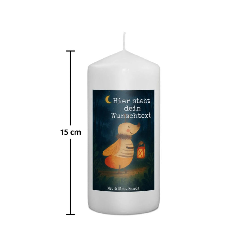 Personalisierte Kerze Glühwürmchen Design Taufekerze Mit Namensgravur, Duftkerze Mit Namen, Sojawachskerze Mit Namensdruck, Trauerkerze Mit Namen, Gedenkkerze Mit Namen, Kerze Mit Prägung Und Wunschname, Bienenwachskerze Mit Wunschname, Holz-Kerze Mit Namen, Stumpenkerze Mit Namensgravur, Votivkerze Mit Wunschname, Grabkerze Mit Namensgravur, Schwimmkerze Mit Namen, LED-Kerze Mit Wunschname, Adventskerze Mit Wunschname, Handgegossene Kerze Mit Namen, Personalisierte Kerze, Gastgeschenk Kerze Mit Namen, Streukerze Mit Namensdruck, Kerzen-Set Mit Namensgravur, Metall-Kerze Mit Namensgravur, Bio-Kerze Mit Wunschname, Kerze Für Geburtstag Mit Wunschname, Teelicht Mit Namensdruck, Andachtskerze Mit Namensgravur, Kerze Mit Spruch Und Namen, Tafelkerze Mit Wunschname, Fair-Trade-Kerze Mit Namensgravur, Glas-Kerze Mit Wunschname, Outdoor-Kerze Mit Namensgravur, Blockkerze Mit Namensdruck, Kerze Für Hochzeit Mit Namensgravur, Laternenkerze Mit Namensdruck, Weihnachtskerze Mit Namensgravur, Osterkerze Mit Namen, Gartenkerze Mit Namen, Tischkerze Mit Namensdruck, Kerze Mit Namen, Stearinkerze Mit Gravur, Handgemachte Kerze Mit Wunschname, Firmungskerze Mit Wunschname, Stabkerze Mit Gravur, Kommunionkerze Mit Namen, Tiermotive, Gute Laune, lustige Sprüche, Tiere, Lieblingsmensch, Jahrestag, magisch, Falter, Glühwurm, Glühwürmchen, Leuchten, Verlobung, Liebesbeweis, Heiratsantrag, Liebe, Liebesspruch
