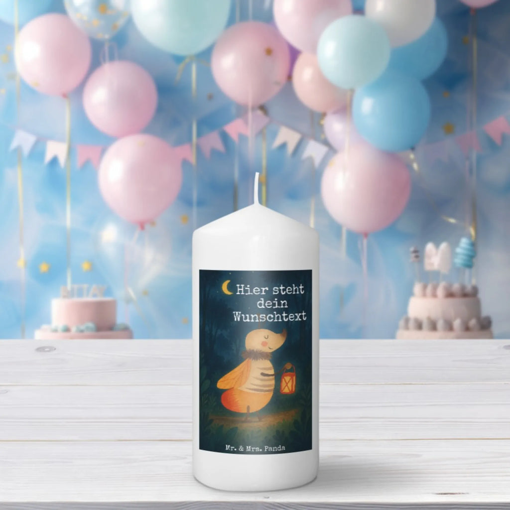 Personalisierte Kerze Glühwürmchen Design Taufekerze Mit Namensgravur, Duftkerze Mit Namen, Sojawachskerze Mit Namensdruck, Trauerkerze Mit Namen, Gedenkkerze Mit Namen, Kerze Mit Prägung Und Wunschname, Bienenwachskerze Mit Wunschname, Holz-Kerze Mit Namen, Stumpenkerze Mit Namensgravur, Votivkerze Mit Wunschname, Grabkerze Mit Namensgravur, Schwimmkerze Mit Namen, LED-Kerze Mit Wunschname, Adventskerze Mit Wunschname, Handgegossene Kerze Mit Namen, Personalisierte Kerze, Gastgeschenk Kerze Mit Namen, Streukerze Mit Namensdruck, Kerzen-Set Mit Namensgravur, Metall-Kerze Mit Namensgravur, Bio-Kerze Mit Wunschname, Kerze Für Geburtstag Mit Wunschname, Teelicht Mit Namensdruck, Andachtskerze Mit Namensgravur, Kerze Mit Spruch Und Namen, Tafelkerze Mit Wunschname, Fair-Trade-Kerze Mit Namensgravur, Glas-Kerze Mit Wunschname, Outdoor-Kerze Mit Namensgravur, Blockkerze Mit Namensdruck, Kerze Für Hochzeit Mit Namensgravur, Laternenkerze Mit Namensdruck, Weihnachtskerze Mit Namensgravur, Osterkerze Mit Namen, Gartenkerze Mit Namen, Tischkerze Mit Namensdruck, Kerze Mit Namen, Stearinkerze Mit Gravur, Handgemachte Kerze Mit Wunschname, Firmungskerze Mit Wunschname, Stabkerze Mit Gravur, Kommunionkerze Mit Namen, Tiermotive, Gute Laune, lustige Sprüche, Tiere, Lieblingsmensch, Jahrestag, magisch, Falter, Glühwurm, Glühwürmchen, Leuchten, Verlobung, Liebesbeweis, Heiratsantrag, Liebe, Liebesspruch