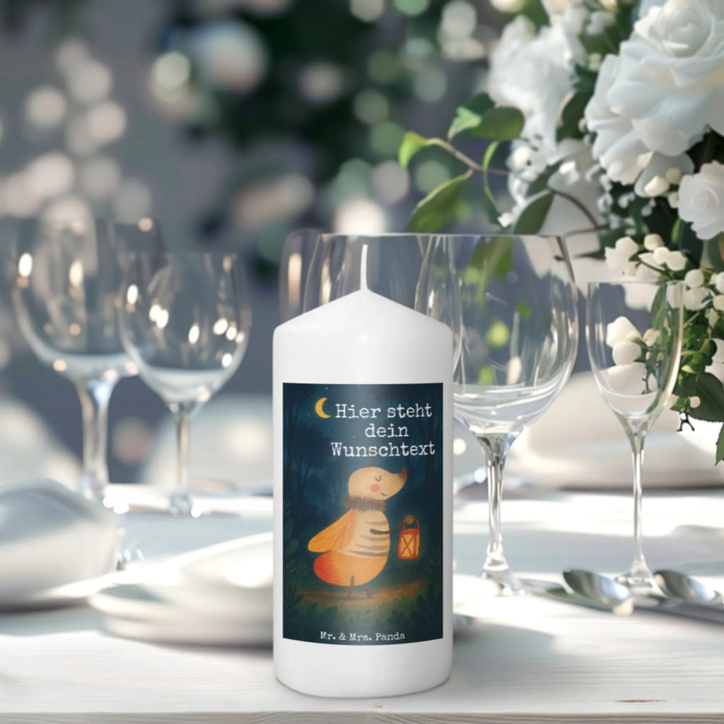 Personalisierte Kerze Glühwürmchen Design Taufekerze Mit Namensgravur, Duftkerze Mit Namen, Sojawachskerze Mit Namensdruck, Trauerkerze Mit Namen, Gedenkkerze Mit Namen, Kerze Mit Prägung Und Wunschname, Bienenwachskerze Mit Wunschname, Holz-Kerze Mit Namen, Stumpenkerze Mit Namensgravur, Votivkerze Mit Wunschname, Grabkerze Mit Namensgravur, Schwimmkerze Mit Namen, LED-Kerze Mit Wunschname, Adventskerze Mit Wunschname, Handgegossene Kerze Mit Namen, Personalisierte Kerze, Gastgeschenk Kerze Mit Namen, Streukerze Mit Namensdruck, Kerzen-Set Mit Namensgravur, Metall-Kerze Mit Namensgravur, Bio-Kerze Mit Wunschname, Kerze Für Geburtstag Mit Wunschname, Teelicht Mit Namensdruck, Andachtskerze Mit Namensgravur, Kerze Mit Spruch Und Namen, Tafelkerze Mit Wunschname, Fair-Trade-Kerze Mit Namensgravur, Glas-Kerze Mit Wunschname, Outdoor-Kerze Mit Namensgravur, Blockkerze Mit Namensdruck, Kerze Für Hochzeit Mit Namensgravur, Laternenkerze Mit Namensdruck, Weihnachtskerze Mit Namensgravur, Osterkerze Mit Namen, Gartenkerze Mit Namen, Tischkerze Mit Namensdruck, Kerze Mit Namen, Stearinkerze Mit Gravur, Handgemachte Kerze Mit Wunschname, Firmungskerze Mit Wunschname, Stabkerze Mit Gravur, Kommunionkerze Mit Namen, Tiermotive, Gute Laune, lustige Sprüche, Tiere, Lieblingsmensch, Jahrestag, magisch, Falter, Glühwurm, Glühwürmchen, Leuchten, Verlobung, Liebesbeweis, Heiratsantrag, Liebe, Liebesspruch