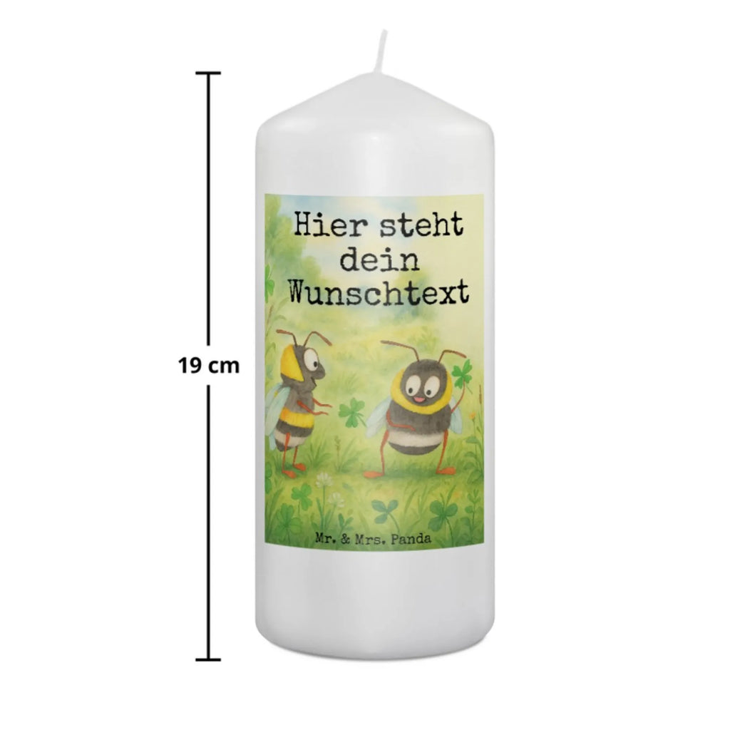 Personalisierte Kerze Hummeln Kleeblatt Design Fair-Trade-Kerze Mit Namensgravur, Firmungskerze Mit Wunschname, Bienenwachskerze Mit Wunschname, LED-Kerze Mit Wunschname, Metall-Kerze Mit Namensgravur, Glas-Kerze Mit Wunschname, Tafelkerze Mit Wunschname, Streukerze Mit Namensdruck, Handgemachte Kerze Mit Wunschname, Grabkerze Mit Namensgravur, Holz-Kerze Mit Namen, Andachtskerze Mit Namensgravur, Personalisierte Kerze, Weihnachtskerze Mit Namensgravur, Trauerkerze Mit Namen, Gartenkerze Mit Namen, Kerzen-Set Mit Namensgravur, Adventskerze Mit Wunschname, Stearinkerze Mit Gravur, Kerze Mit Namen, Bio-Kerze Mit Wunschname, Teelicht Mit Namensdruck, Tischkerze Mit Namensdruck, Handgegossene Kerze Mit Namen, Blockkerze Mit Namensdruck, Gedenkkerze Mit Namen, Stumpenkerze Mit Namensgravur, Kerze Mit Spruch Und Namen, Schwimmkerze Mit Namen, Kerze Für Geburtstag Mit Wunschname, Kerze Für Hochzeit Mit Namensgravur, Laternenkerze Mit Namensdruck, Duftkerze Mit Namen, Outdoor-Kerze Mit Namensgravur, Sojawachskerze Mit Namensdruck, Stabkerze Mit Gravur, Taufekerze Mit Namensgravur, Kerze Mit Prägung Und Wunschname, Votivkerze Mit Wunschname, Kommunionkerze Mit Namen, Osterkerze Mit Namen, Gastgeschenk Kerze Mit Namen, Tiermotive, Gute Laune, lustige Sprüche, Tiere, Biene, Spruch schön, Spruch positiv, Biene Deko, Hummel, glücklich sein, Spruch fröhlich, glücklich werden