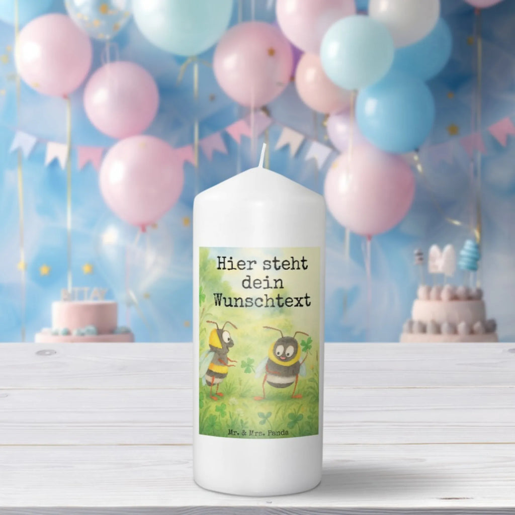 Personalisierte Kerze Hummeln Kleeblatt Design Fair-Trade-Kerze Mit Namensgravur, Firmungskerze Mit Wunschname, Bienenwachskerze Mit Wunschname, LED-Kerze Mit Wunschname, Metall-Kerze Mit Namensgravur, Glas-Kerze Mit Wunschname, Tafelkerze Mit Wunschname, Streukerze Mit Namensdruck, Handgemachte Kerze Mit Wunschname, Grabkerze Mit Namensgravur, Holz-Kerze Mit Namen, Andachtskerze Mit Namensgravur, Personalisierte Kerze, Weihnachtskerze Mit Namensgravur, Trauerkerze Mit Namen, Gartenkerze Mit Namen, Kerzen-Set Mit Namensgravur, Adventskerze Mit Wunschname, Stearinkerze Mit Gravur, Kerze Mit Namen, Bio-Kerze Mit Wunschname, Teelicht Mit Namensdruck, Tischkerze Mit Namensdruck, Handgegossene Kerze Mit Namen, Blockkerze Mit Namensdruck, Gedenkkerze Mit Namen, Stumpenkerze Mit Namensgravur, Kerze Mit Spruch Und Namen, Schwimmkerze Mit Namen, Kerze Für Geburtstag Mit Wunschname, Kerze Für Hochzeit Mit Namensgravur, Laternenkerze Mit Namensdruck, Duftkerze Mit Namen, Outdoor-Kerze Mit Namensgravur, Sojawachskerze Mit Namensdruck, Stabkerze Mit Gravur, Taufekerze Mit Namensgravur, Kerze Mit Prägung Und Wunschname, Votivkerze Mit Wunschname, Kommunionkerze Mit Namen, Osterkerze Mit Namen, Gastgeschenk Kerze Mit Namen, Tiermotive, Gute Laune, lustige Sprüche, Tiere, Biene, Spruch schön, Spruch positiv, Biene Deko, Hummel, glücklich sein, Spruch fröhlich, glücklich werden