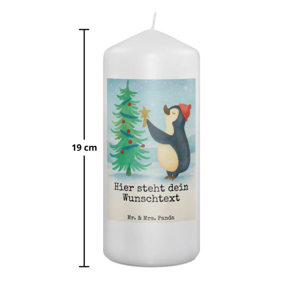 Personalisierte Kerze Pinguin Weihnachtsbaum Design Streukerze Mit Namensdruck, Sojawachskerze Mit Namensdruck, Metall-Kerze Mit Namensgravur, Stumpenkerze Mit Namensgravur, Teelicht Mit Namensdruck, Handgegossene Kerze Mit Namen, Gastgeschenk Kerze Mit Namen, Kommunionkerze Mit Namen, Kerze Mit Namen, Stabkerze Mit Gravur, Outdoor-Kerze Mit Namensgravur, Taufekerze Mit Namensgravur, Personalisierte Kerze, Tafelkerze Mit Wunschname, Trauerkerze Mit Namen, Andachtskerze Mit Namensgravur, Kerzen-Set Mit Namensgravur, Gartenkerze Mit Namen, Grabkerze Mit Namensgravur, Osterkerze Mit Namen, Kerze Für Hochzeit Mit Namensgravur, Duftkerze Mit Namen, Stearinkerze Mit Gravur, Kerze Mit Prägung Und Wunschname, Kerze Mit Spruch Und Namen, Bienenwachskerze Mit Wunschname, Bio-Kerze Mit Wunschname, Blockkerze Mit Namensdruck, Handgemachte Kerze Mit Wunschname, Glas-Kerze Mit Wunschname, Schwimmkerze Mit Namen, Fair-Trade-Kerze Mit Namensgravur, Firmungskerze Mit Wunschname, Votivkerze Mit Wunschname, LED-Kerze Mit Wunschname, Adventskerze Mit Wunschname, Gedenkkerze Mit Namen, Laternenkerze Mit Namensdruck, Tischkerze Mit Namensdruck, Holz-Kerze Mit Namen, Kerze Für Geburtstag Mit Wunschname, Weihnachtskerze Mit Namensgravur, Winter, Weihnachten, Weihnachtsdeko, Nikolaus, Advent, Heiligabend, Wintermotiv, Pinguin
