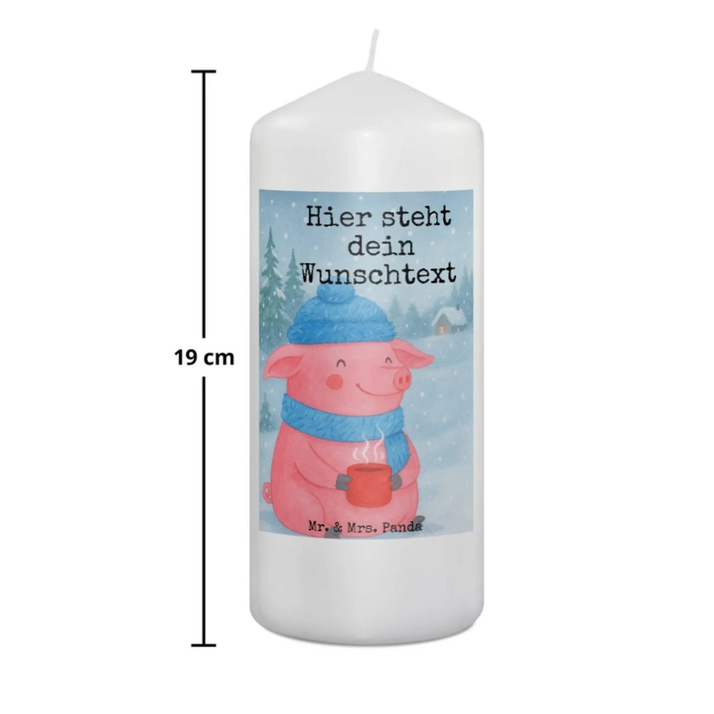 Personalisierte Kerze Schweinchen Glühwein Design Taufekerze Mit Namensgravur, Kerze Für Hochzeit Mit Namensgravur, Gastgeschenk Kerze Mit Namen, Adventskerze Mit Wunschname, Kerze Mit Prägung Und Wunschname, Handgegossene Kerze Mit Namen, Weihnachtskerze Mit Namensgravur, Kerze Mit Namen, Fair-Trade-Kerze Mit Namensgravur, Kommunionkerze Mit Namen, Gartenkerze Mit Namen, LED-Kerze Mit Wunschname, Gedenkkerze Mit Namen, Duftkerze Mit Namen, Personalisierte Kerze, Stabkerze Mit Gravur, Schwimmkerze Mit Namen, Blockkerze Mit Namensdruck, Tafelkerze Mit Wunschname, Handgemachte Kerze Mit Wunschname, Kerze Mit Spruch Und Namen, Sojawachskerze Mit Namensdruck, Metall-Kerze Mit Namensgravur, Tischkerze Mit Namensdruck, Teelicht Mit Namensdruck, Outdoor-Kerze Mit Namensgravur, Firmungskerze Mit Wunschname, Stumpenkerze Mit Namensgravur, Laternenkerze Mit Namensdruck, Andachtskerze Mit Namensgravur, Bio-Kerze Mit Wunschname, Kerzen-Set Mit Namensgravur, Streukerze Mit Namensdruck, Trauerkerze Mit Namen, Holz-Kerze Mit Namen, Glas-Kerze Mit Wunschname, Votivkerze Mit Wunschname, Kerze Für Geburtstag Mit Wunschname, Grabkerze Mit Namensgravur, Stearinkerze Mit Gravur, Bienenwachskerze Mit Wunschname, Osterkerze Mit Namen, Winter, Weihnachten, Weihnachtsdeko, Nikolaus, Advent, Heiligabend, Wintermotiv, Glühwein, Weihnachtsmarkt, Betrunken, Spruch