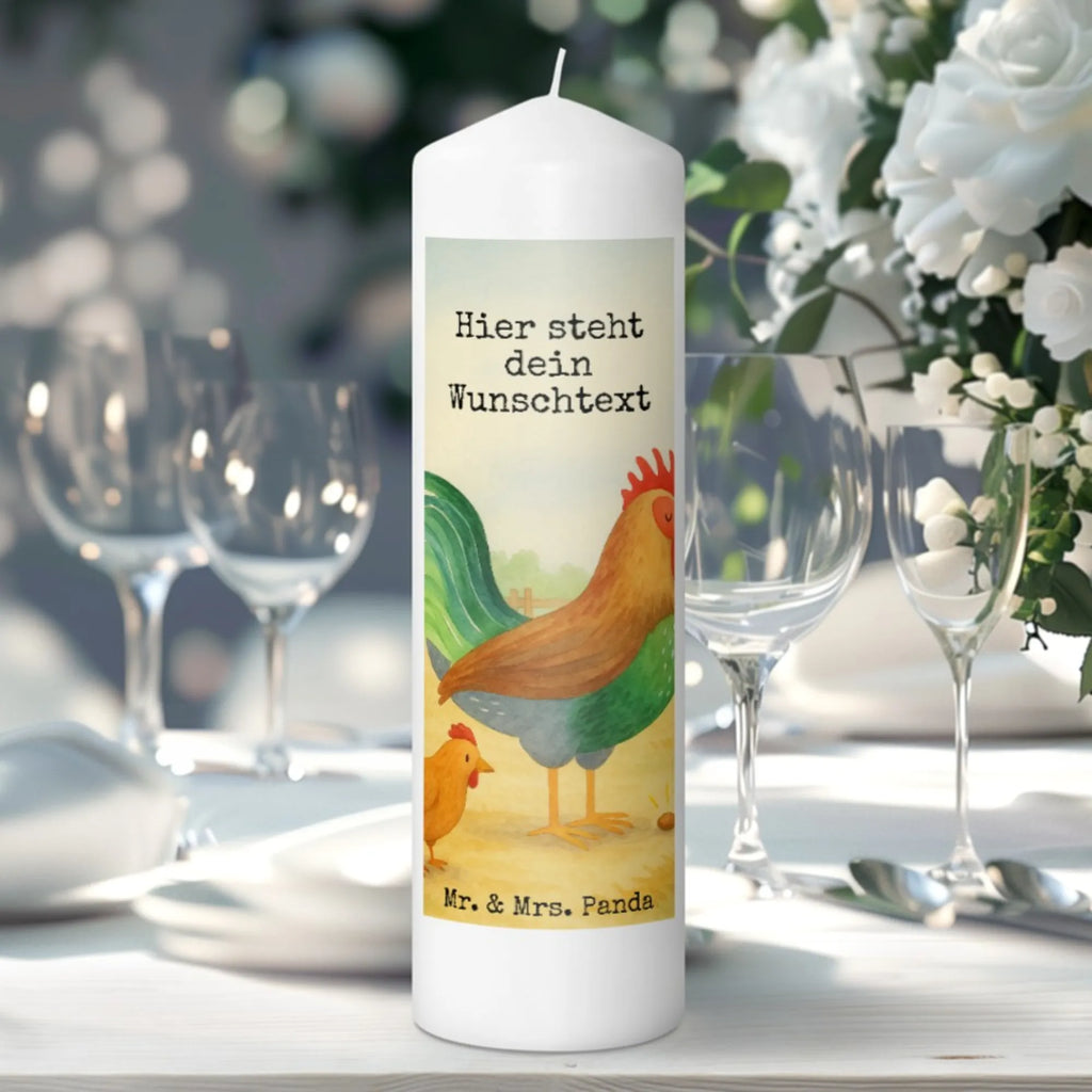 Personalisierte Kerze Hahn Korn Design Grabkerze Mit Namensgravur, Kerzen-Set Mit Namensgravur, Adventskerze Mit Wunschname, Tischkerze Mit Namensdruck, Metall-Kerze Mit Namensgravur, Kerze Für Geburtstag Mit Wunschname, Stearinkerze Mit Gravur, Fair-Trade-Kerze Mit Namensgravur, Sojawachskerze Mit Namensdruck, Streukerze Mit Namensdruck, Kerze Mit Namen, Handgegossene Kerze Mit Namen, Weihnachtskerze Mit Namensgravur, Trauerkerze Mit Namen, Gastgeschenk Kerze Mit Namen, Handgemachte Kerze Mit Wunschname, Holz-Kerze Mit Namen, Blockkerze Mit Namensdruck, Andachtskerze Mit Namensgravur, Taufekerze Mit Namensgravur, Glas-Kerze Mit Wunschname, Personalisierte Kerze, Kommunionkerze Mit Namen, Firmungskerze Mit Wunschname, Gedenkkerze Mit Namen, Kerze Mit Prägung Und Wunschname, Kerze Mit Spruch Und Namen, Outdoor-Kerze Mit Namensgravur, Stumpenkerze Mit Namensgravur, Stabkerze Mit Gravur, Schwimmkerze Mit Namen, Votivkerze Mit Wunschname, LED-Kerze Mit Wunschname, Osterkerze Mit Namen, Bio-Kerze Mit Wunschname, Kerze Für Hochzeit Mit Namensgravur, Tafelkerze Mit Wunschname, Gartenkerze Mit Namen, Duftkerze Mit Namen, Bienenwachskerze Mit Wunschname, Teelicht Mit Namensdruck, Laternenkerze Mit Namensdruck, Bauernhof, Hoftiere, Landwirt, Landwirtin, Henne, Eier, Natur, Hahn, Korn