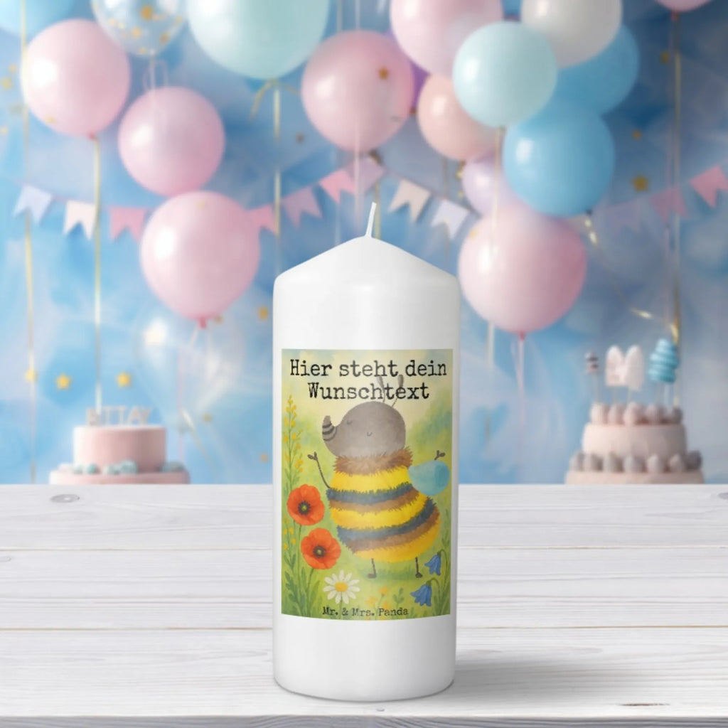 Personalisierte Kerze Hummel flauschig Design Kommunionkerze Mit Namen, Stearinkerze Mit Gravur, Duftkerze Mit Namen, Fair-Trade-Kerze Mit Namensgravur, Kerze Mit Namen, Gastgeschenk Kerze Mit Namen, Streukerze Mit Namensdruck, Outdoor-Kerze Mit Namensgravur, Weihnachtskerze Mit Namensgravur, Grabkerze Mit Namensgravur, Kerzen-Set Mit Namensgravur, Bienenwachskerze Mit Wunschname, Adventskerze Mit Wunschname, Andachtskerze Mit Namensgravur, Gartenkerze Mit Namen, Tischkerze Mit Namensdruck, Firmungskerze Mit Wunschname, Osterkerze Mit Namen, Kerze Für Hochzeit Mit Namensgravur, Bio-Kerze Mit Wunschname, Gedenkkerze Mit Namen, Handgegossene Kerze Mit Namen, Handgemachte Kerze Mit Wunschname, Kerze Mit Prägung Und Wunschname, Trauerkerze Mit Namen, Stabkerze Mit Gravur, Teelicht Mit Namensdruck, Schwimmkerze Mit Namen, Glas-Kerze Mit Wunschname, Metall-Kerze Mit Namensgravur, Tafelkerze Mit Wunschname, Stumpenkerze Mit Namensgravur, Blockkerze Mit Namensdruck, Laternenkerze Mit Namensdruck, Holz-Kerze Mit Namen, LED-Kerze Mit Wunschname, Kerze Für Geburtstag Mit Wunschname, Kerze Mit Spruch Und Namen, Sojawachskerze Mit Namensdruck, Personalisierte Kerze, Votivkerze Mit Wunschname, Taufekerze Mit Namensgravur, Tiermotive, Gute Laune, lustige Sprüche, Tiere, Biene, Flauschig, Blume, Hummel, Natur