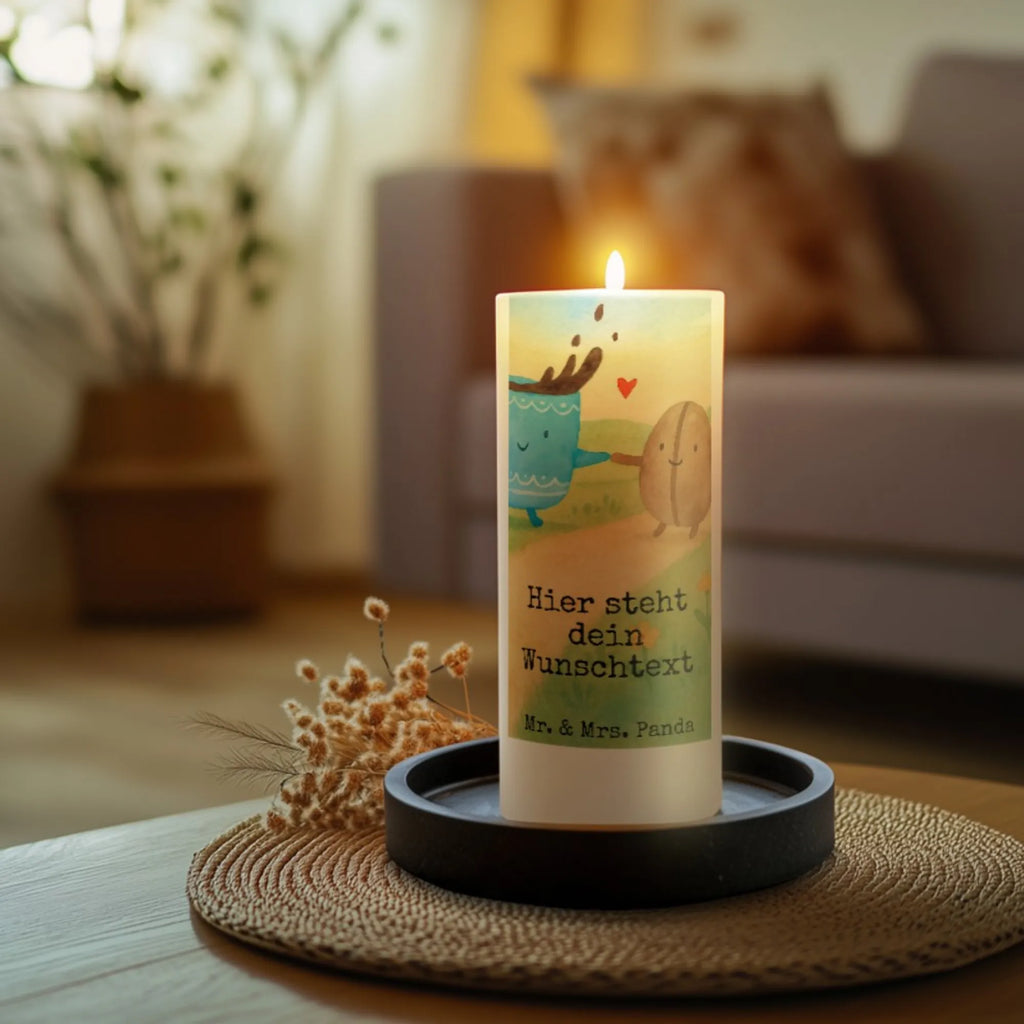 Personalisierte Kerze Kaffee Bohne Design Gartenkerze Mit Namen, Outdoor-Kerze Mit Namensgravur, Trauerkerze Mit Namen, Handgegossene Kerze Mit Namen, Schwimmkerze Mit Namen, Adventskerze Mit Wunschname, Teelicht Mit Namensdruck, Tischkerze Mit Namensdruck, Stumpenkerze Mit Namensgravur, Metall-Kerze Mit Namensgravur, Kerze Mit Namen, Kerze Für Geburtstag Mit Wunschname, Weihnachtskerze Mit Namensgravur, Bio-Kerze Mit Wunschname, Laternenkerze Mit Namensdruck, Fair-Trade-Kerze Mit Namensgravur, Sojawachskerze Mit Namensdruck, Firmungskerze Mit Wunschname, Taufekerze Mit Namensgravur, Blockkerze Mit Namensdruck, Handgemachte Kerze Mit Wunschname, Kerzen-Set Mit Namensgravur, Gastgeschenk Kerze Mit Namen, Duftkerze Mit Namen, Glas-Kerze Mit Wunschname, Osterkerze Mit Namen, Andachtskerze Mit Namensgravur, Bienenwachskerze Mit Wunschname, Tafelkerze Mit Wunschname, Kerze Mit Spruch Und Namen, LED-Kerze Mit Wunschname, Gedenkkerze Mit Namen, Personalisierte Kerze, Grabkerze Mit Namensgravur, Stabkerze Mit Gravur, Stearinkerze Mit Gravur, Kerze Mit Prägung Und Wunschname, Kommunionkerze Mit Namen, Holz-Kerze Mit Namen, Votivkerze Mit Wunschname, Kerze Für Hochzeit Mit Namensgravur, Streukerze Mit Namensdruck, Tiermotive, Gute Laune, lustige Sprüche, Tiere, Genuss, Kaffeebohne, Kaffee, Zufriedenheit, Glück