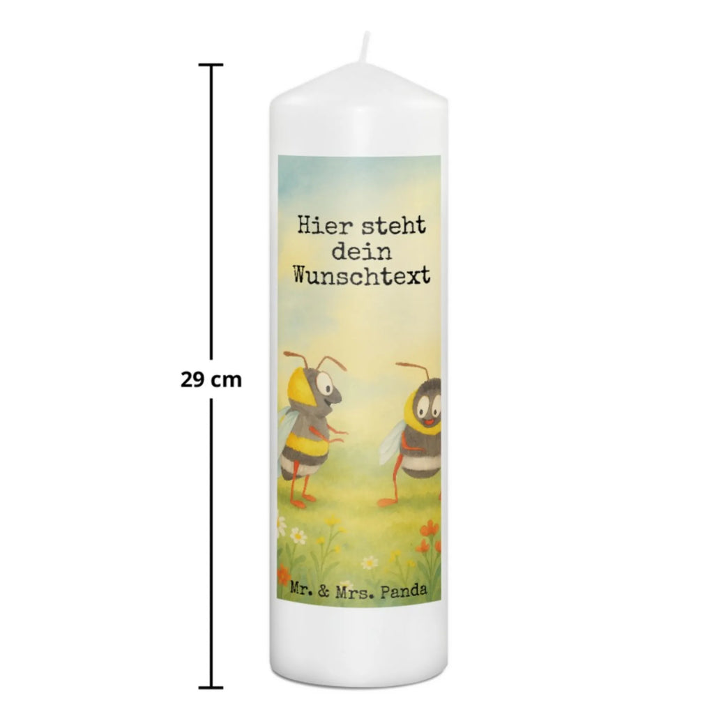 Personalisierte Kerze Bienen Paar Design Gastgeschenk Kerze Mit Namen, Duftkerze Mit Namen, Stumpenkerze Mit Namensgravur, Kerze Für Geburtstag Mit Wunschname, Taufekerze Mit Namensgravur, Kerzen-Set Mit Namensgravur, Weihnachtskerze Mit Namensgravur, Adventskerze Mit Wunschname, Schwimmkerze Mit Namen, Stabkerze Mit Gravur, Kerze Für Hochzeit Mit Namensgravur, Kerze Mit Spruch Und Namen, Streukerze Mit Namensdruck, Laternenkerze Mit Namensdruck, Kommunionkerze Mit Namen, Stearinkerze Mit Gravur, Bienenwachskerze Mit Wunschname, Firmungskerze Mit Wunschname, Glas-Kerze Mit Wunschname, LED-Kerze Mit Wunschname, Grabkerze Mit Namensgravur, Tischkerze Mit Namensdruck, Kerze Mit Namen, Handgegossene Kerze Mit Namen, Gartenkerze Mit Namen, Osterkerze Mit Namen, Handgemachte Kerze Mit Wunschname, Andachtskerze Mit Namensgravur, Bio-Kerze Mit Wunschname, Trauerkerze Mit Namen, Personalisierte Kerze, Tafelkerze Mit Wunschname, Outdoor-Kerze Mit Namensgravur, Holz-Kerze Mit Namen, Sojawachskerze Mit Namensdruck, Fair-Trade-Kerze Mit Namensgravur, Votivkerze Mit Wunschname, Metall-Kerze Mit Namensgravur, Teelicht Mit Namensdruck, Blockkerze Mit Namensdruck, Gedenkkerze Mit Namen, Kerze Mit Prägung Und Wunschname, Liebe, Partner, Freund, Freundin, Ehemann, Ehefrau, Heiraten, Verlobung, Heiratsantrag, Liebesgeschenk, Jahrestag, Hocheitstag, Schildkröten, Valentinstag, Geschenk für Freundin, Liebesbeweis, für Ehemann, Mitbringsel, verliebte Schildkröten, Hochzeitstag, Geschenk für Partner, Geschenk für Frauen, für Männer